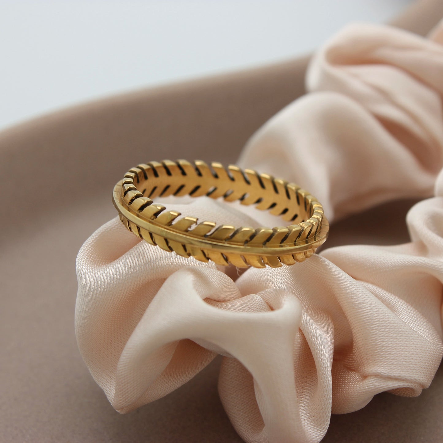 Gold Plated Asymmetrische Ring Arla op een stuk stof