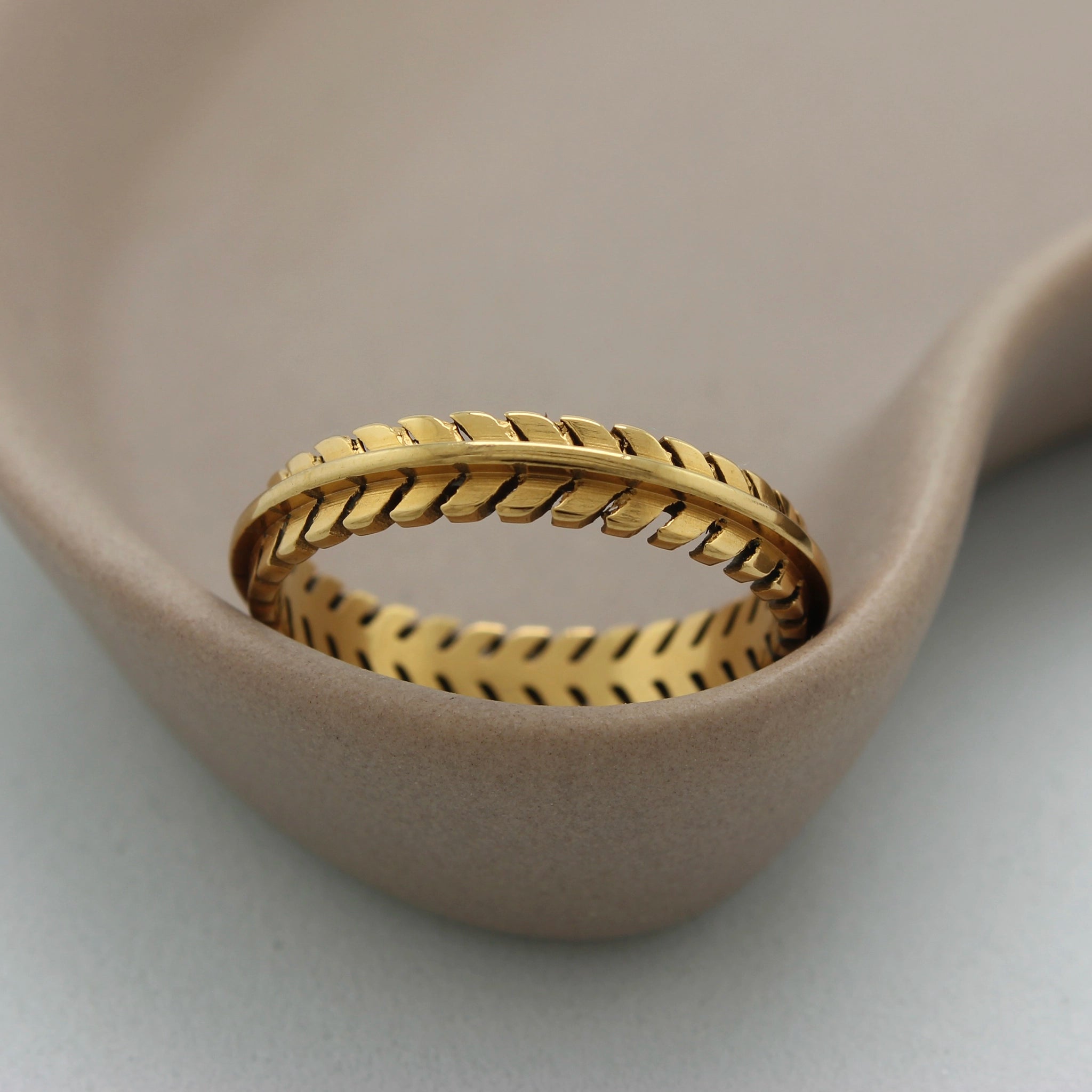 Zijaanzicht van de gouden ring