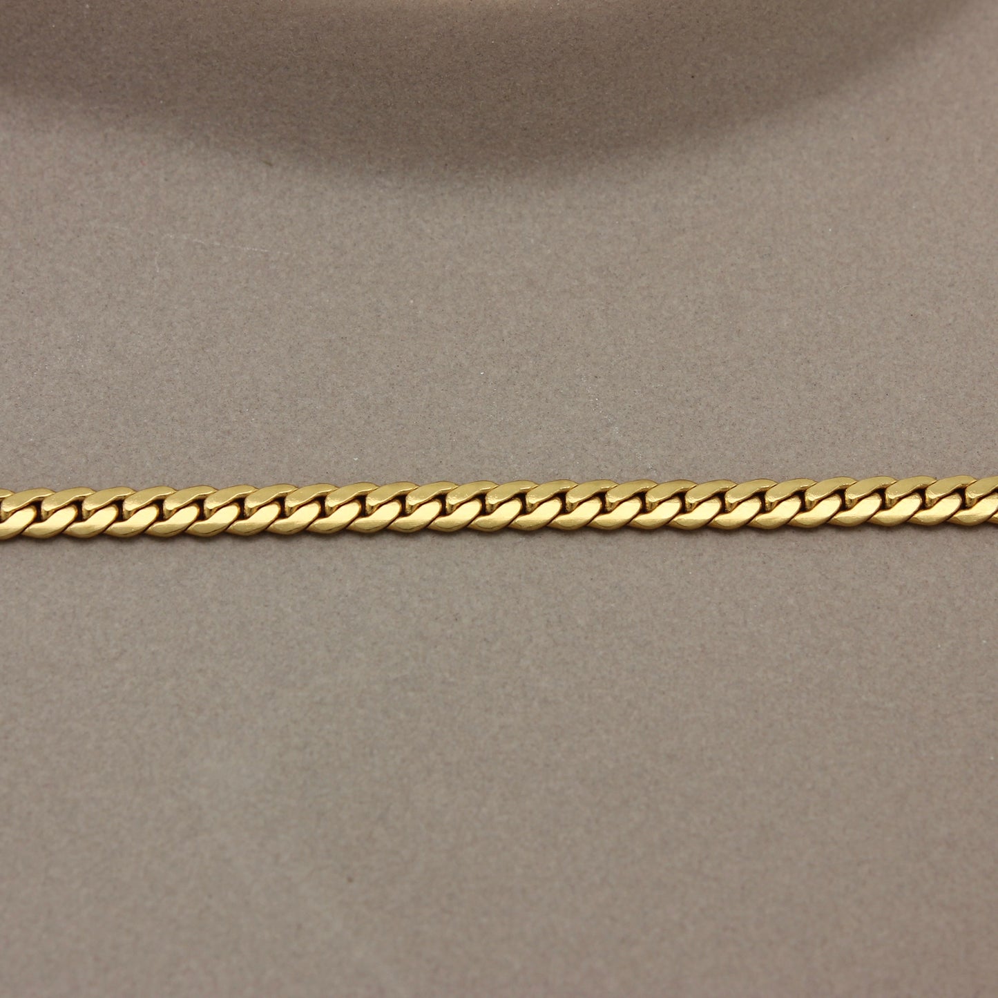 Gedetailleerde foto van de schakels van een gouden armband