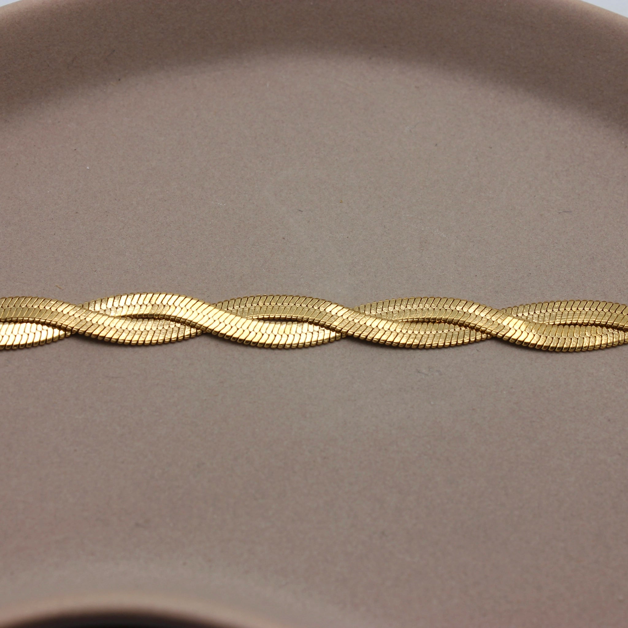 Gouden platte gevlochten armband in de lengte