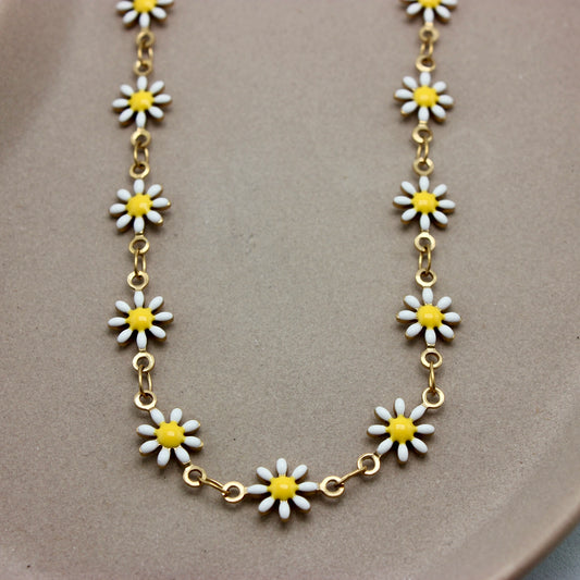 Gouden ketting met geschakelde madeliefjes van dichtbij