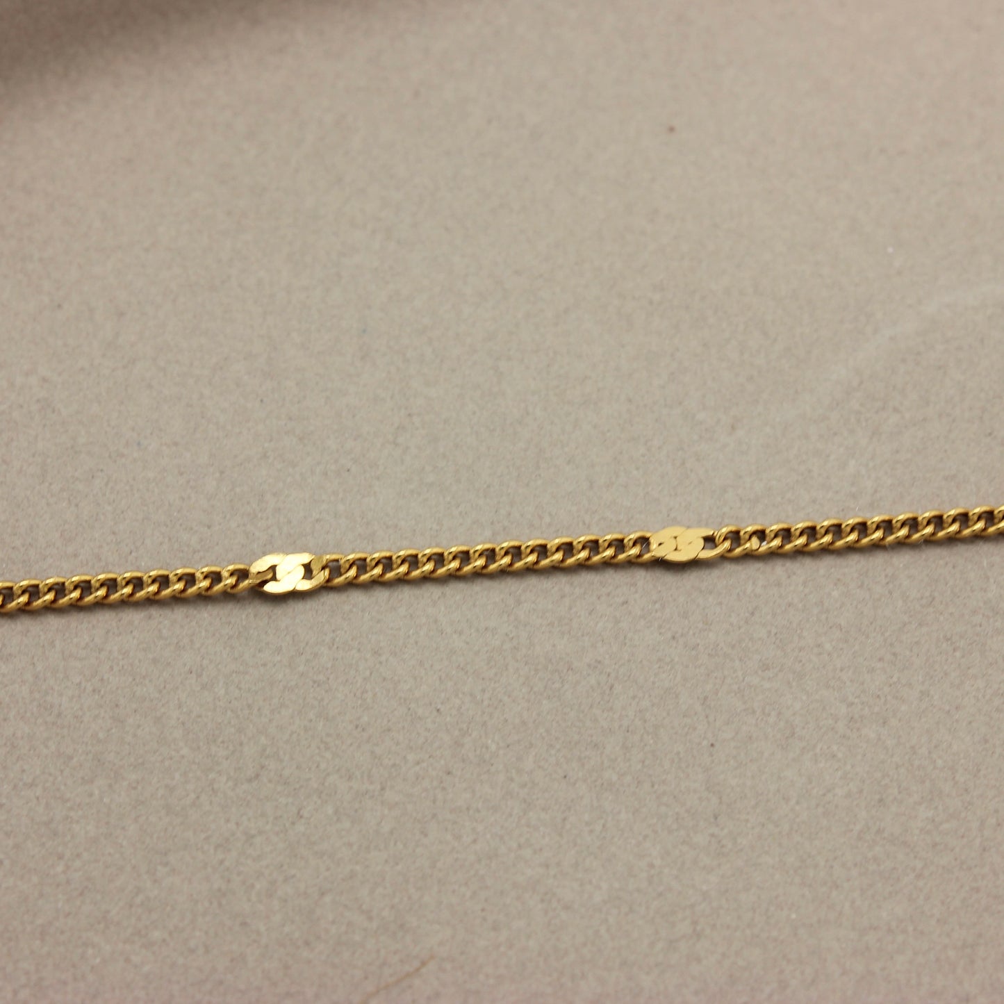 Gold plated ketting Charlie met dichte schakels in een rechte lijn