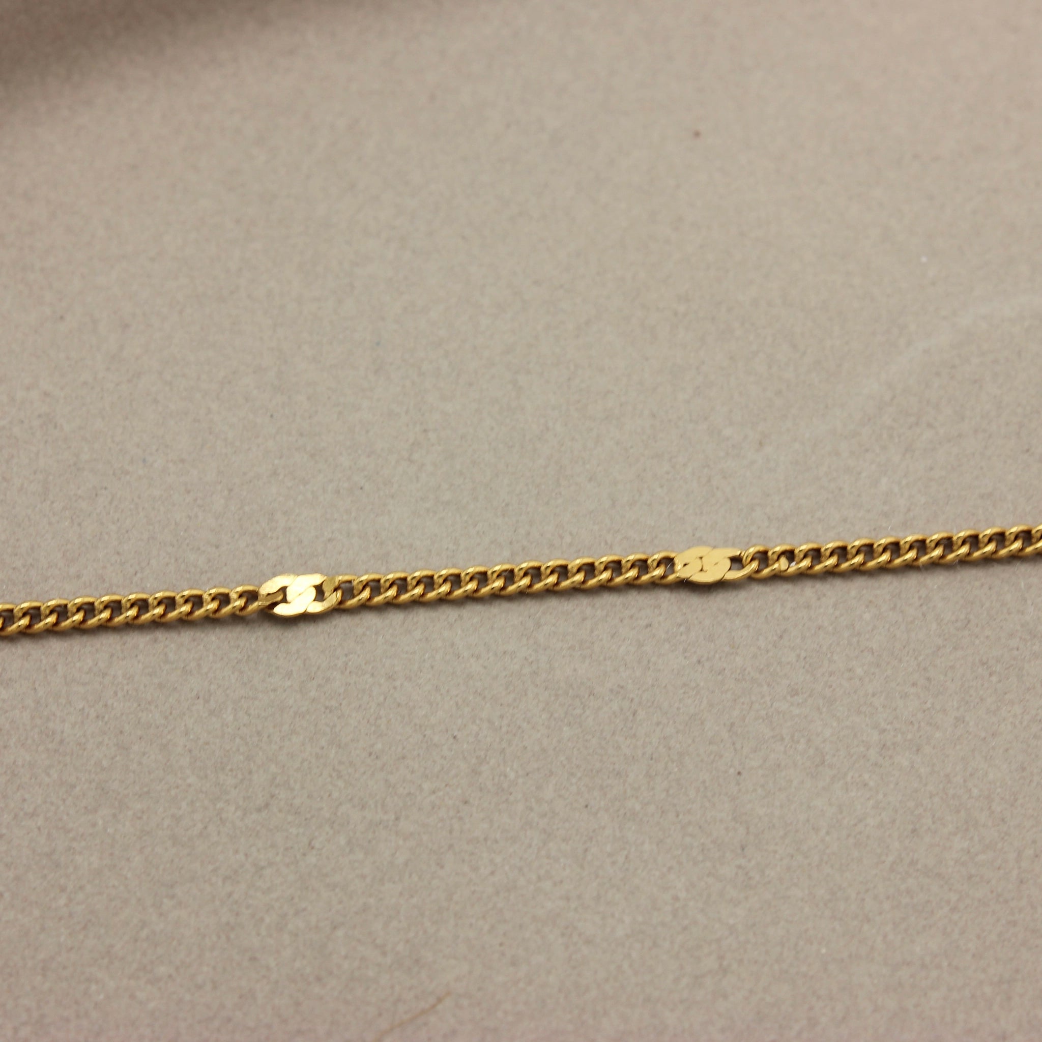 Gold plated ketting Charlie met dichte schakels in een rechte lijn