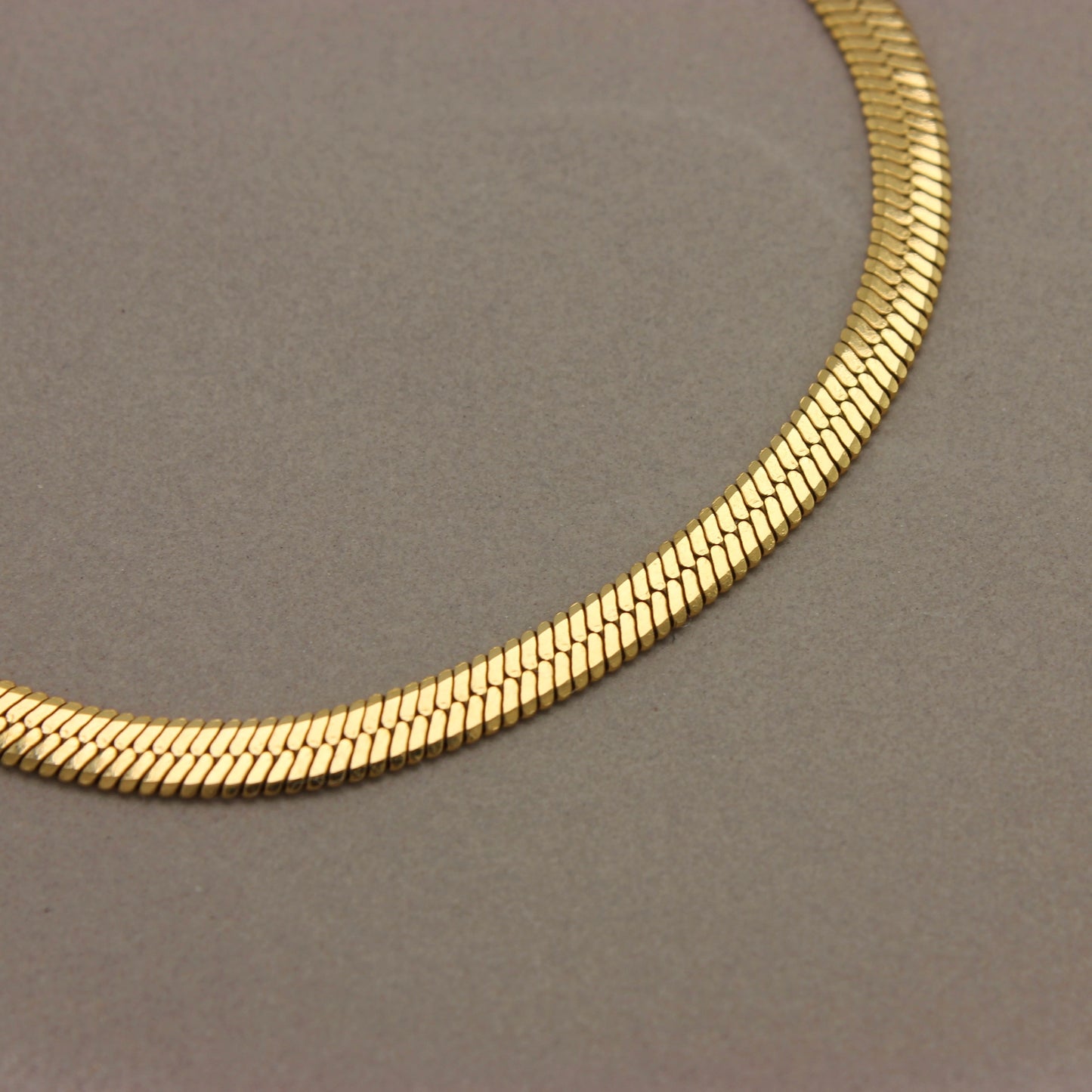 Gedetailleerde foto van de schakels van een gouden armband