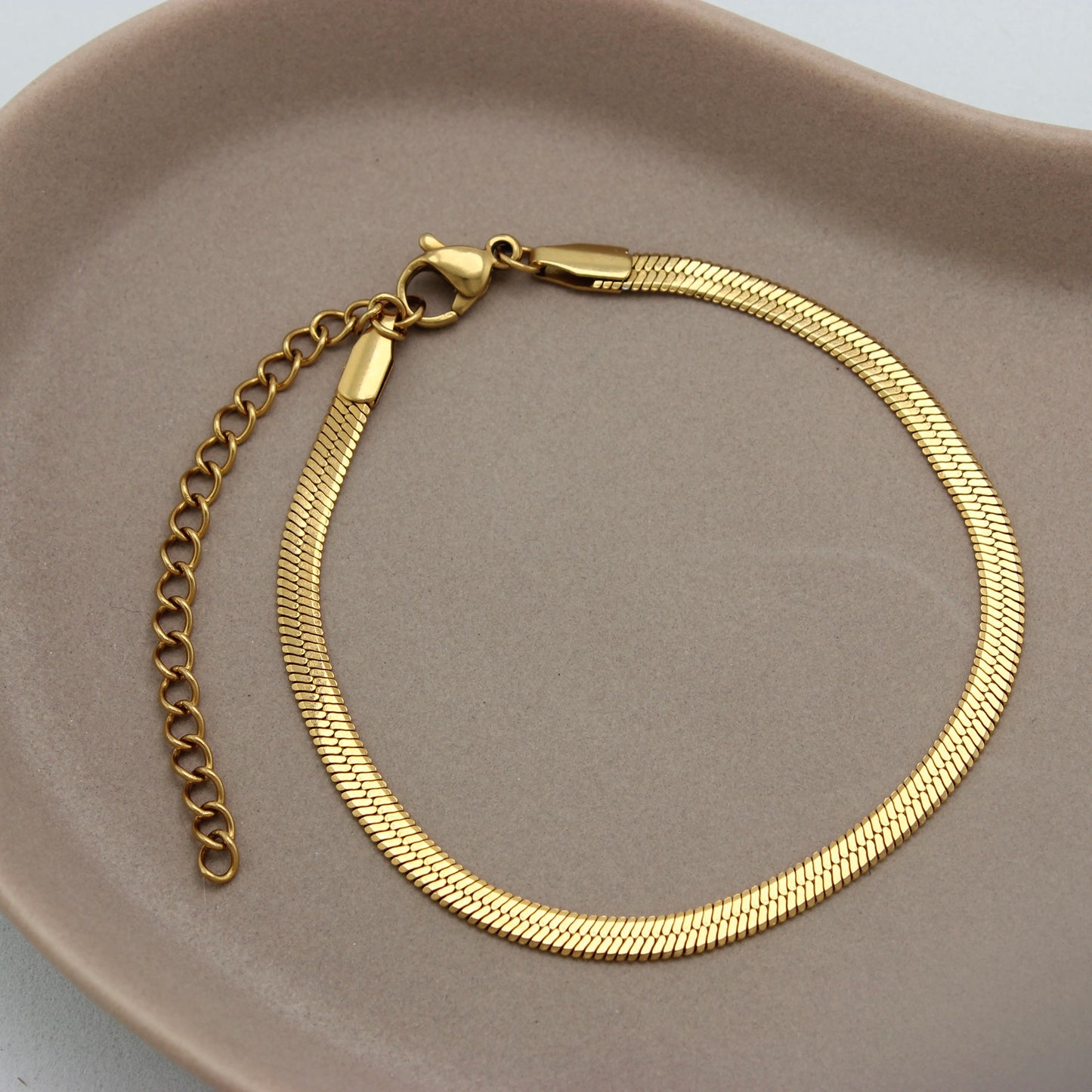 Platte gouden armband met een snake schakel
