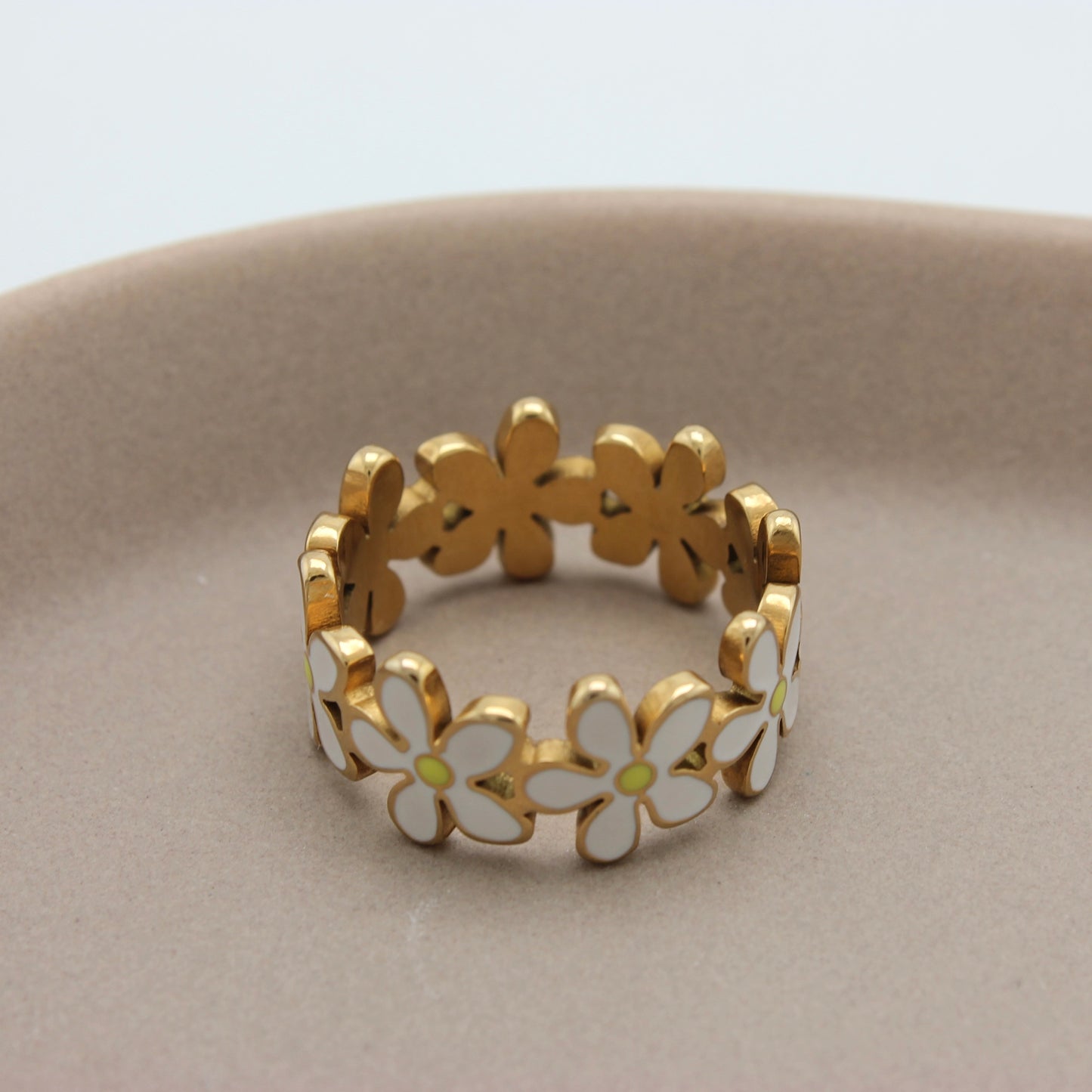 Gouden bloemen ring van een schuin bovenaanzicht