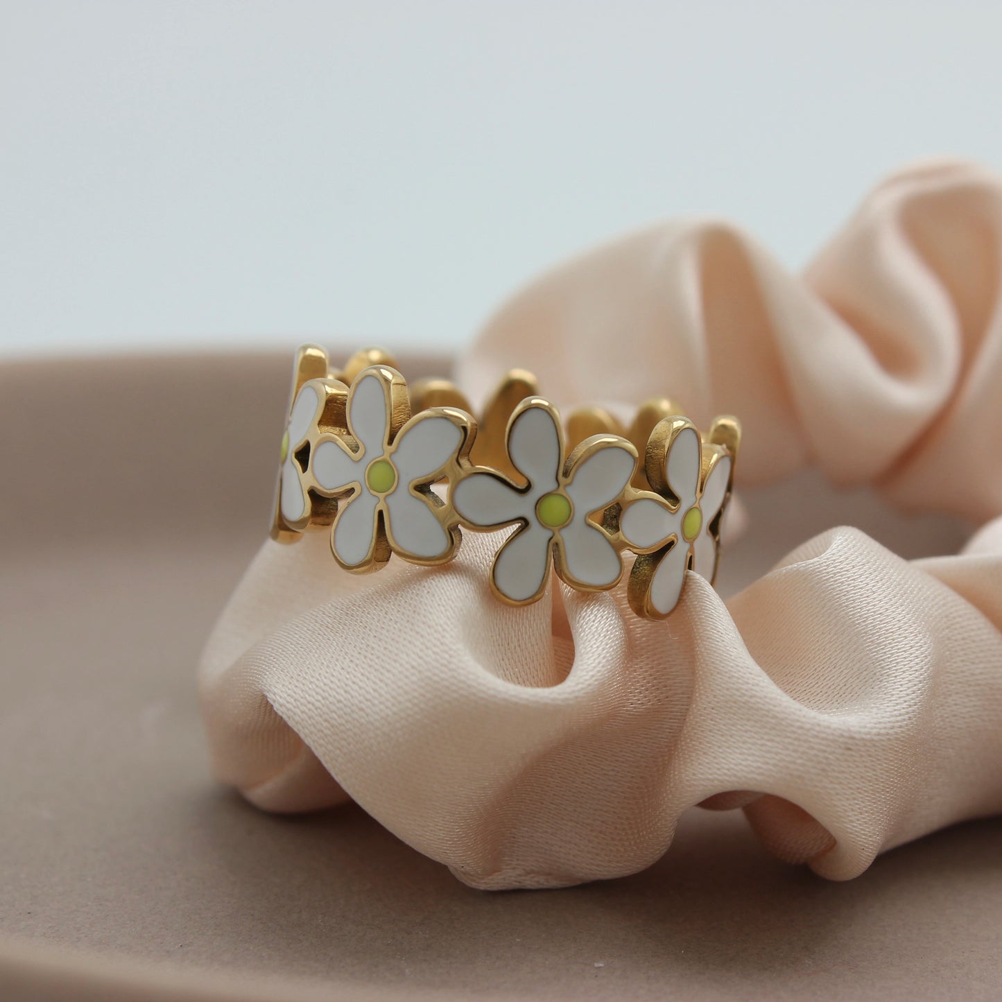 Gouden bloemen ring op een stuk stof