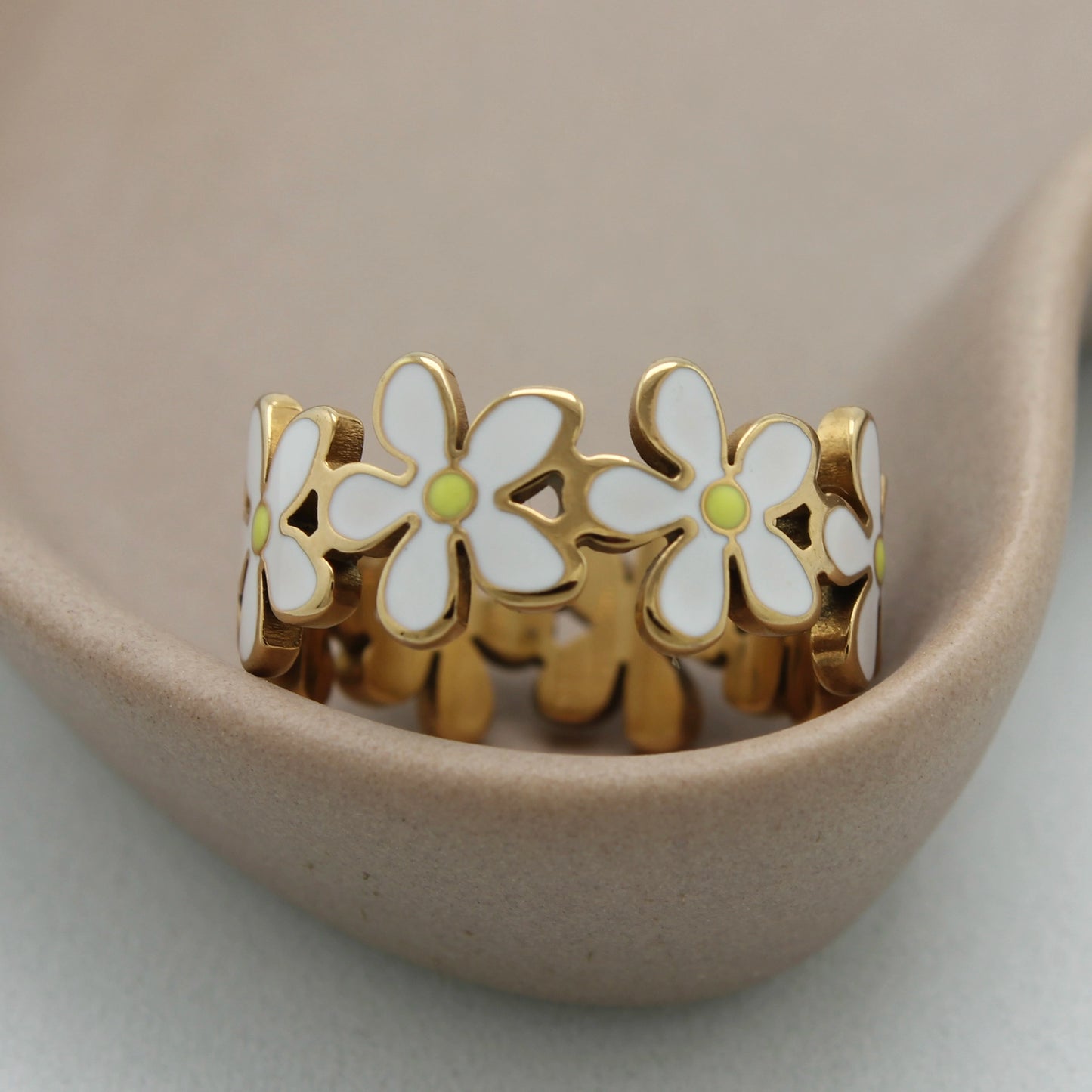 Zijaanzicht van een gouden bloemen ring