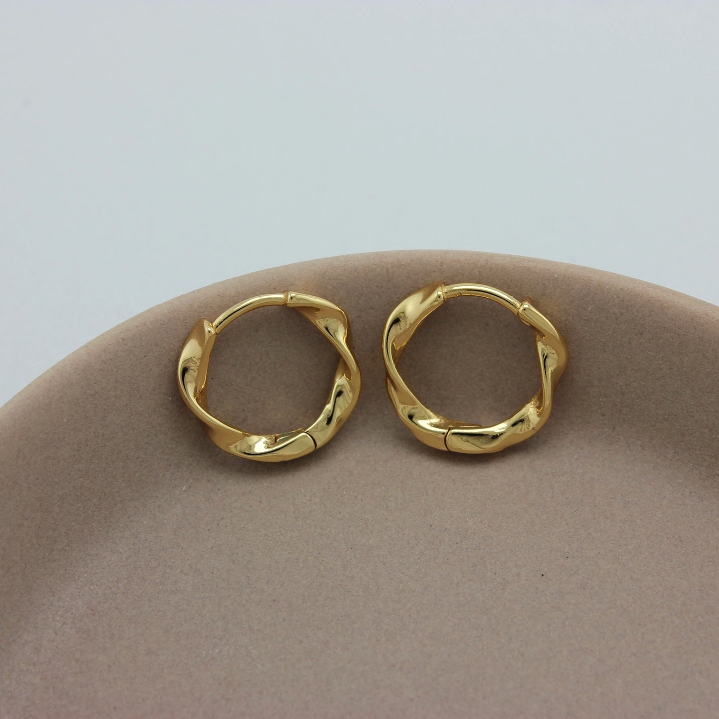 Gedraaide gouden hoops vanuit de zijkant