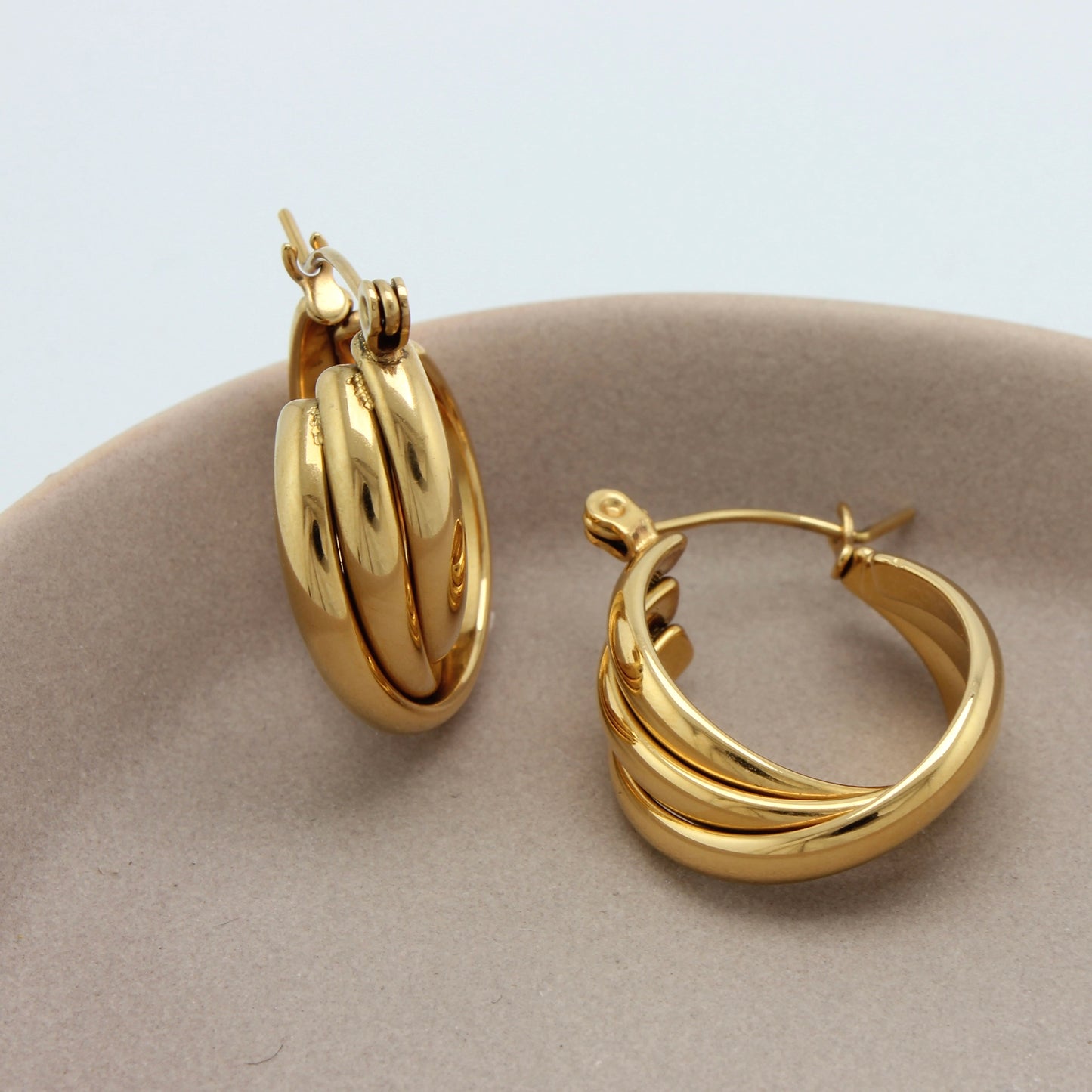 Gouden hoops bestaande uit drie ringen