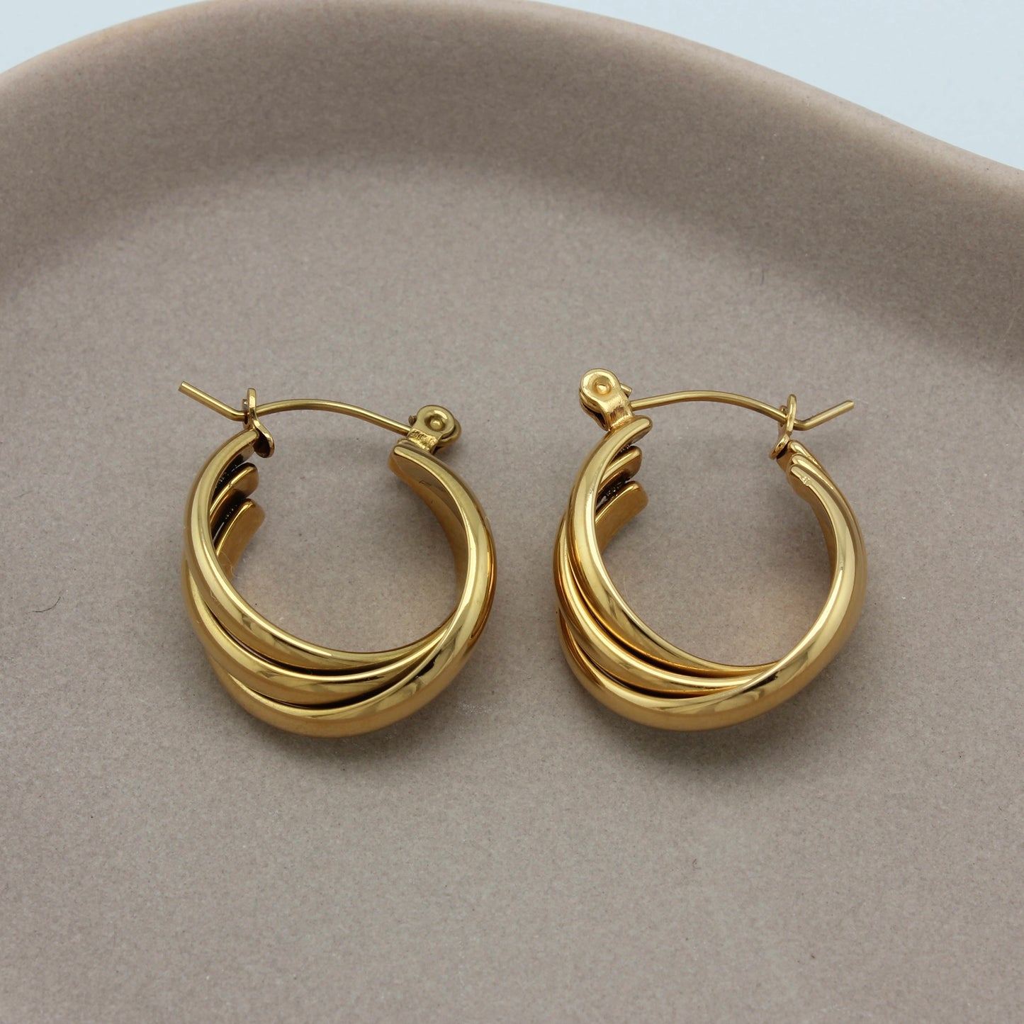 Gouden hoops liggend op een schaaltje
