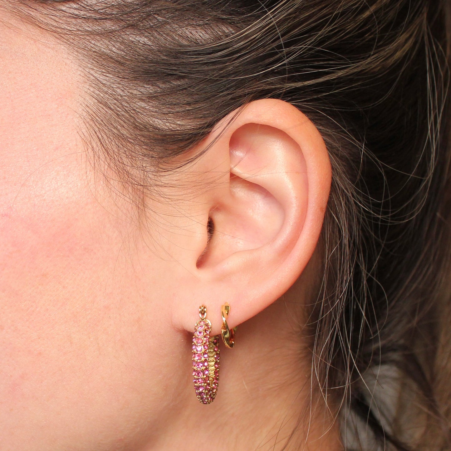 Twee gouden hoops in een oor
