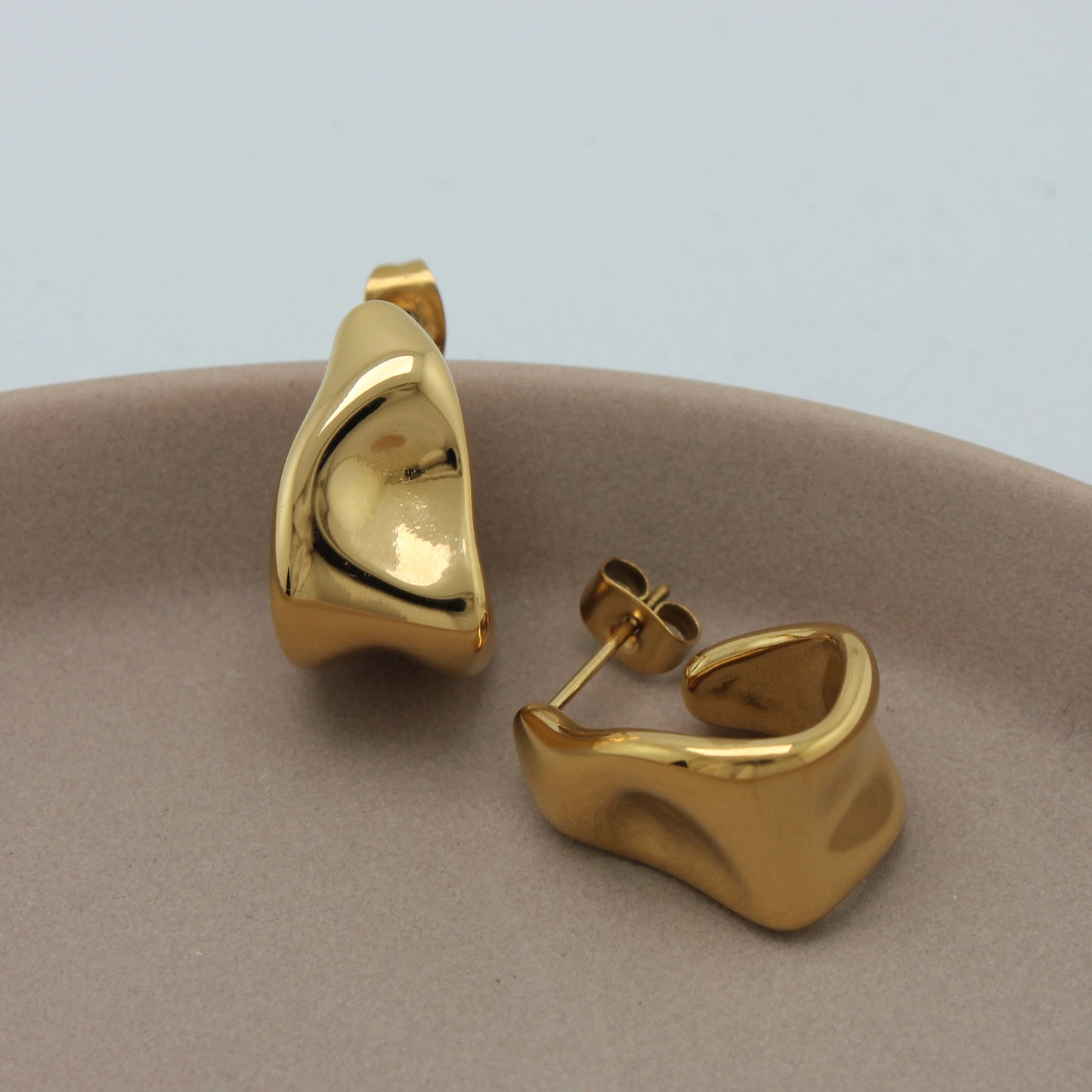 Gouden oorstekers van voor en zijaanzicht