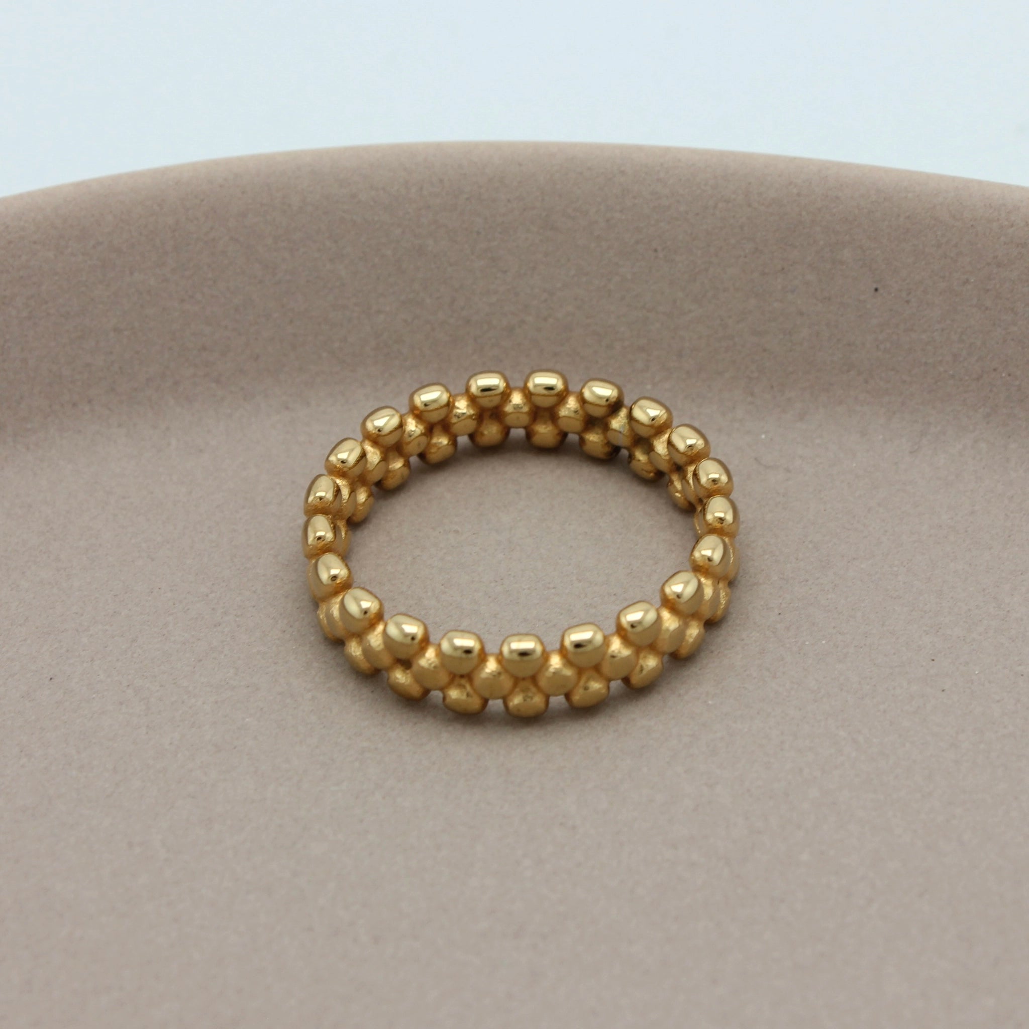 Gouden ring met kleine bolletjes
