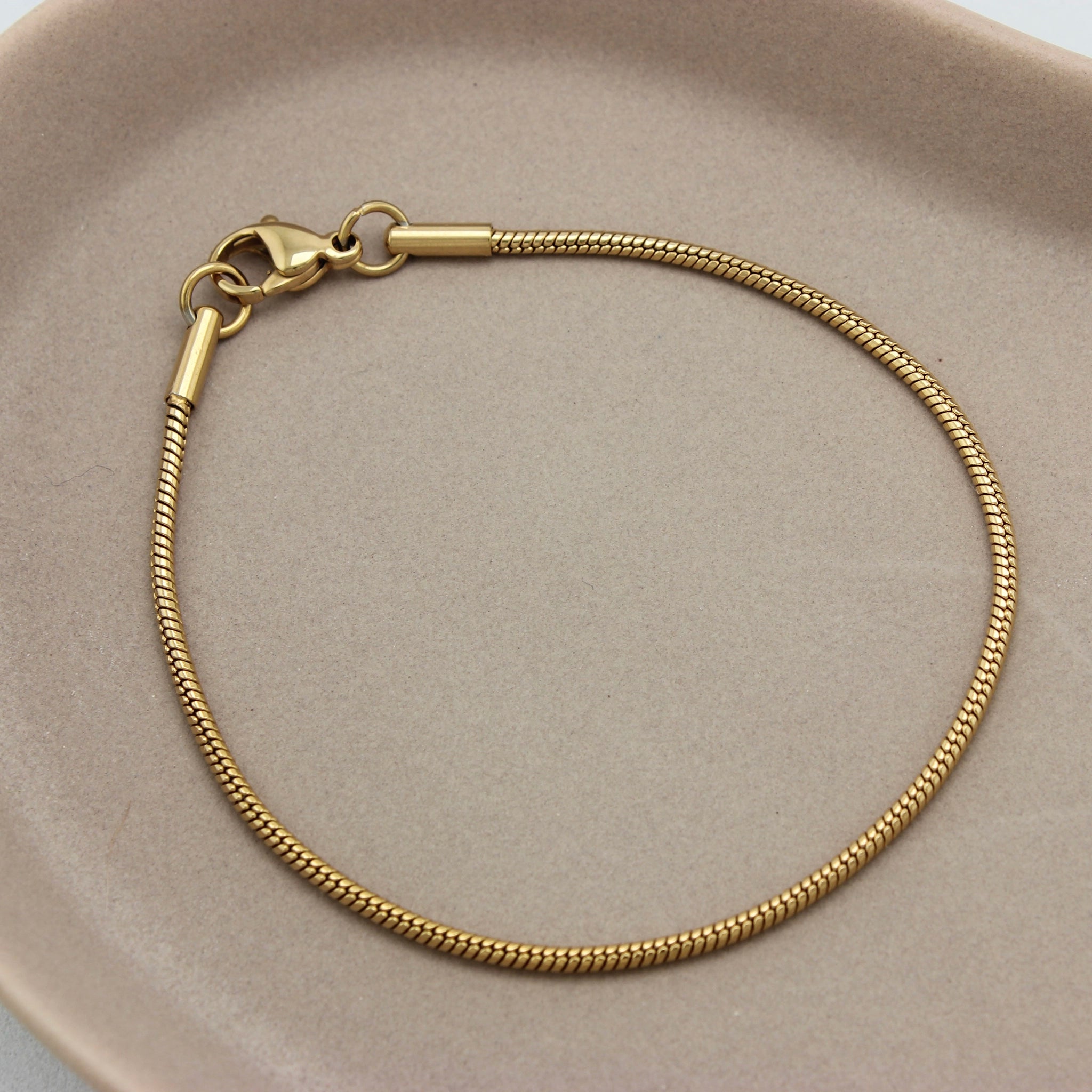 Gouden armband met een fijne schakel vanuit een bovenaanzicht