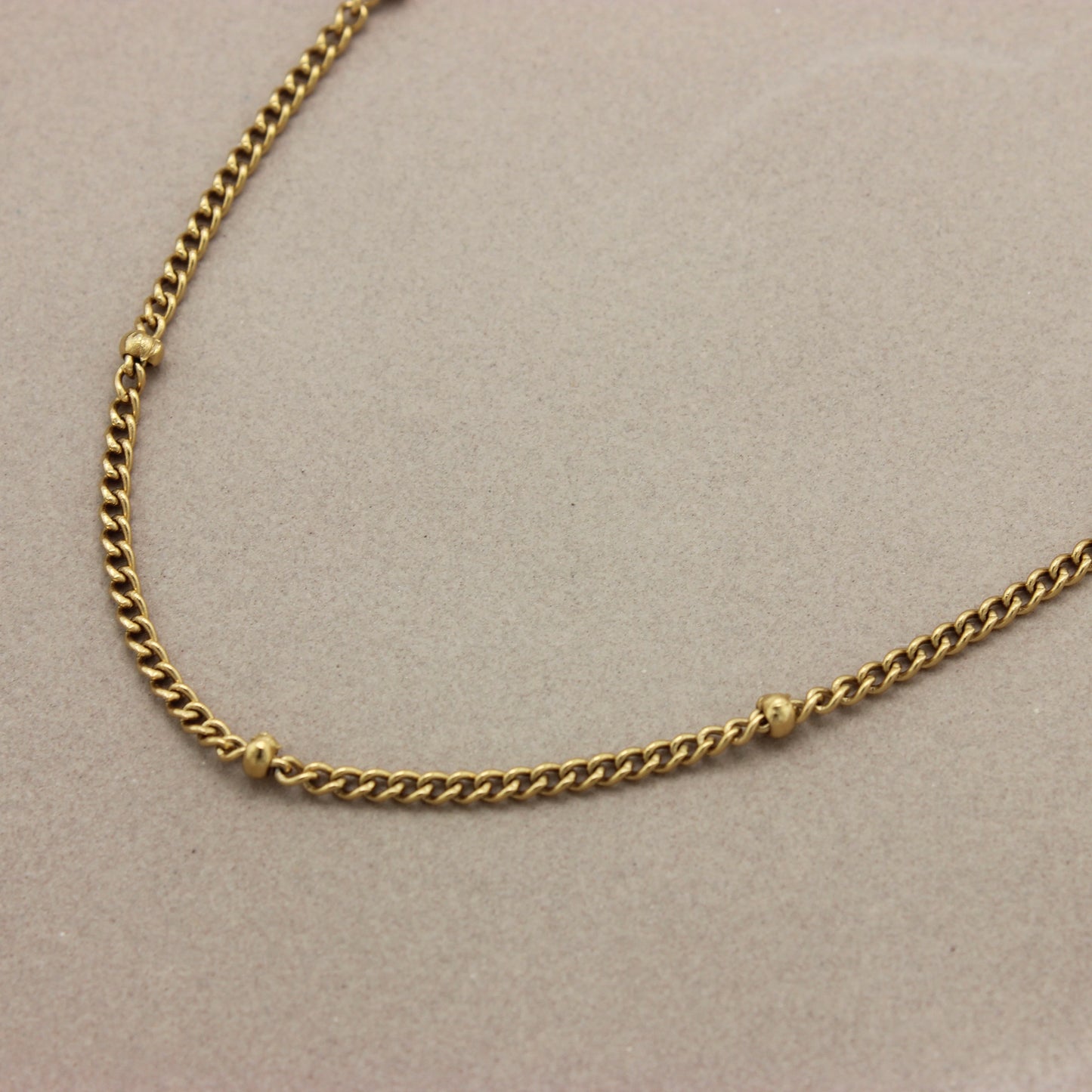 Gedetailleerde foto van de gouden ketting met bolletjes