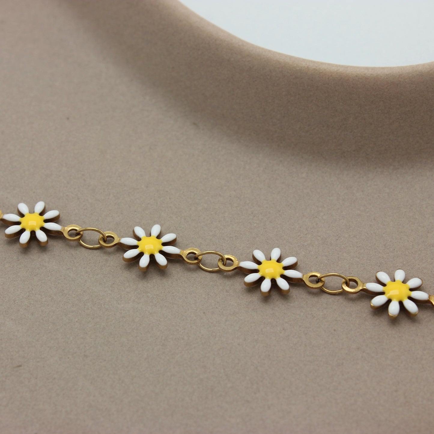 Gold plated armband Joy met bloemen in een rechte lijn