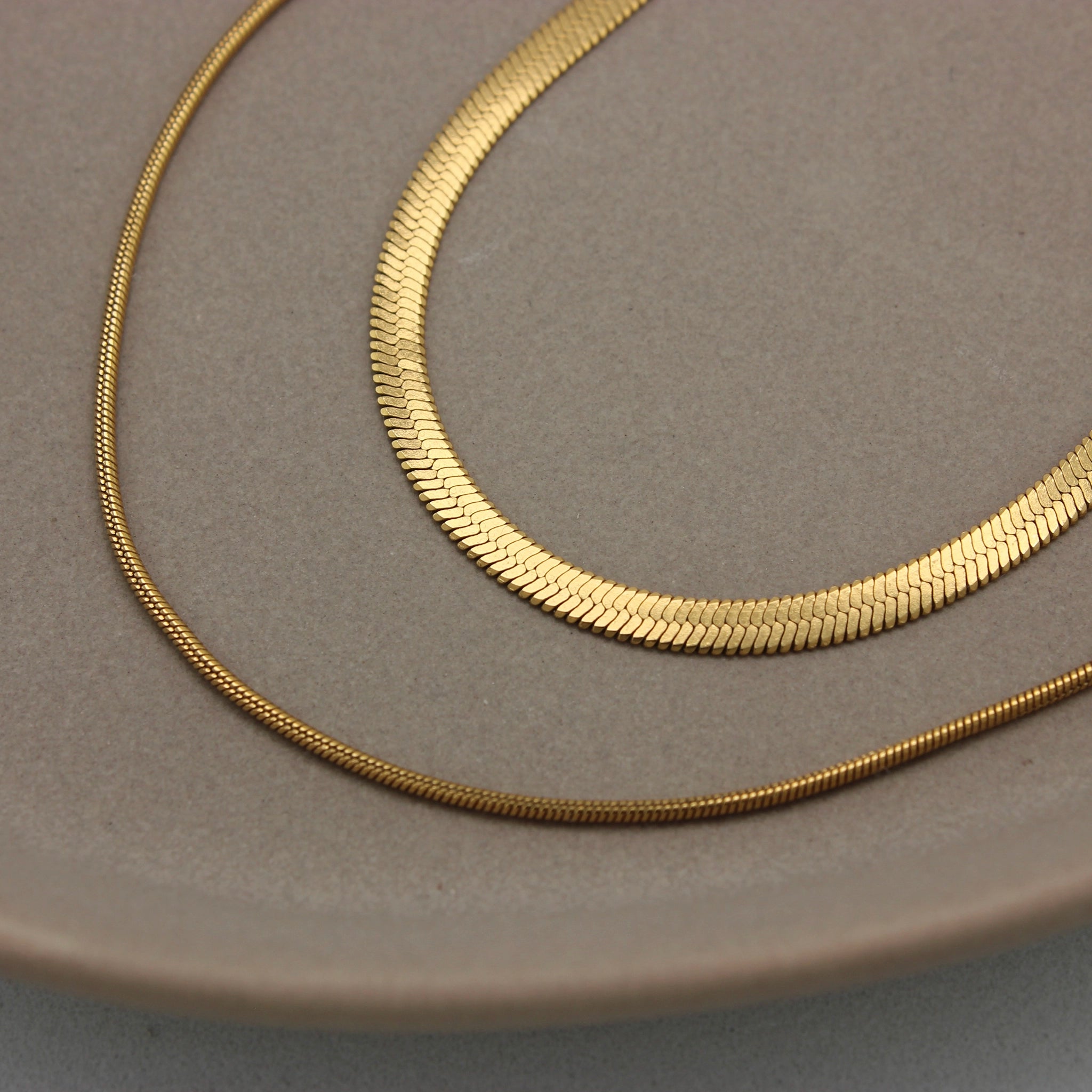 Gedetailleerde foto van een gouden dubbele ketting