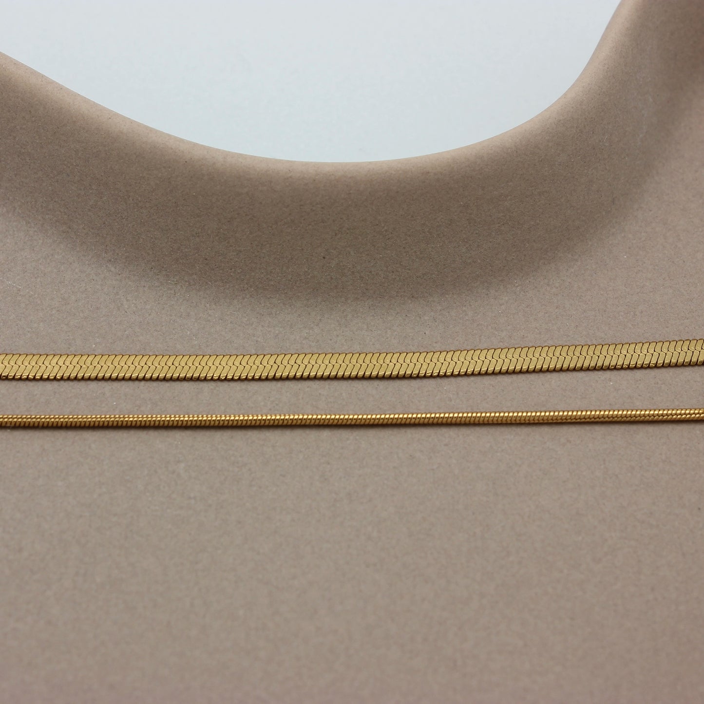 Gouden dubbele ketting in een rechte lijn