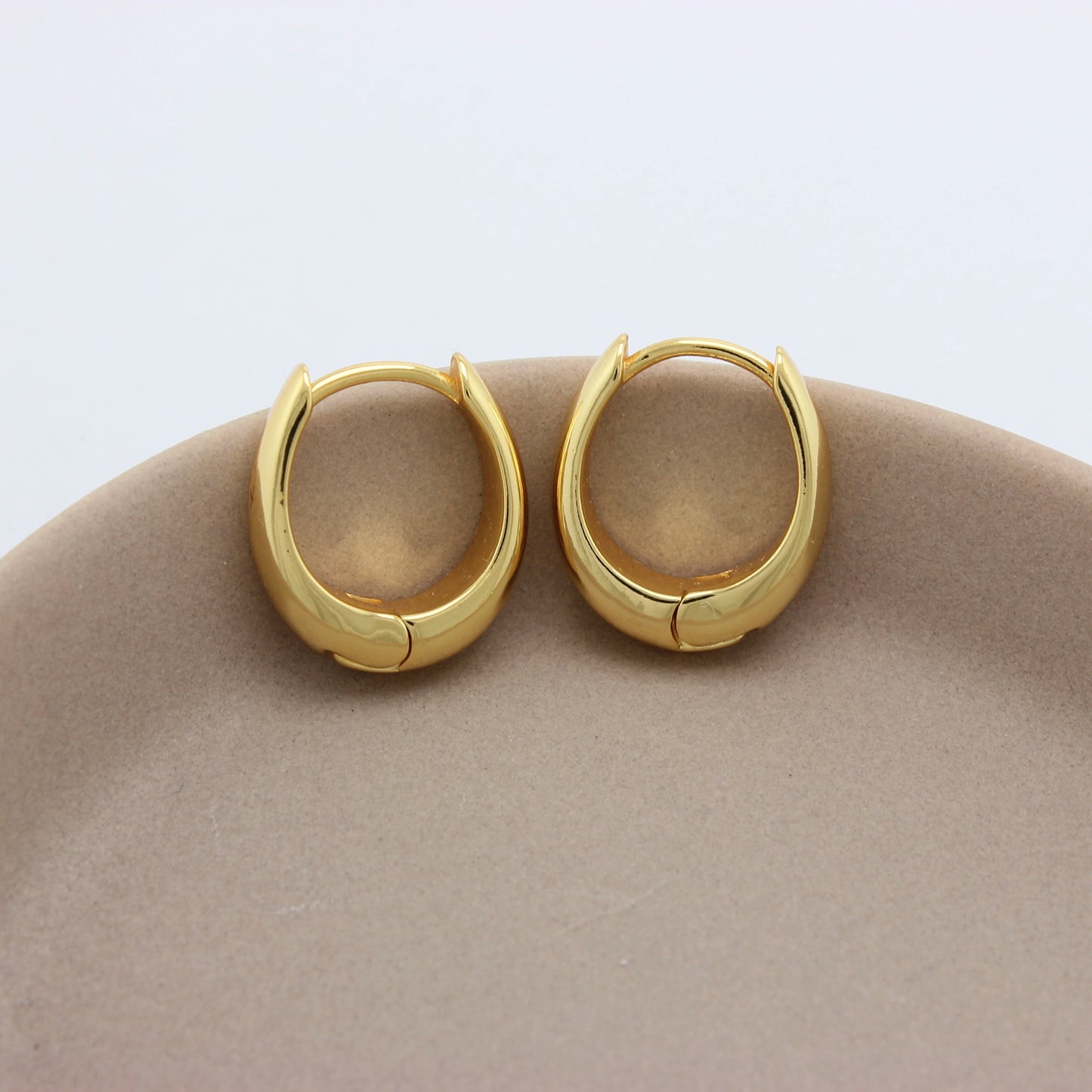 Gold plated hoops oorbel Liz zijaanzicht