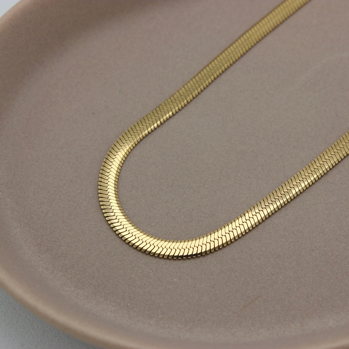 Gold plated platte snake ketting Lola gedetailleerd