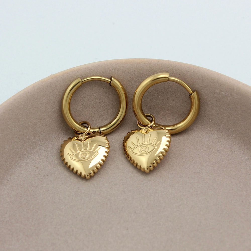 Gouden kleine oorbellen met een hartjes hanger