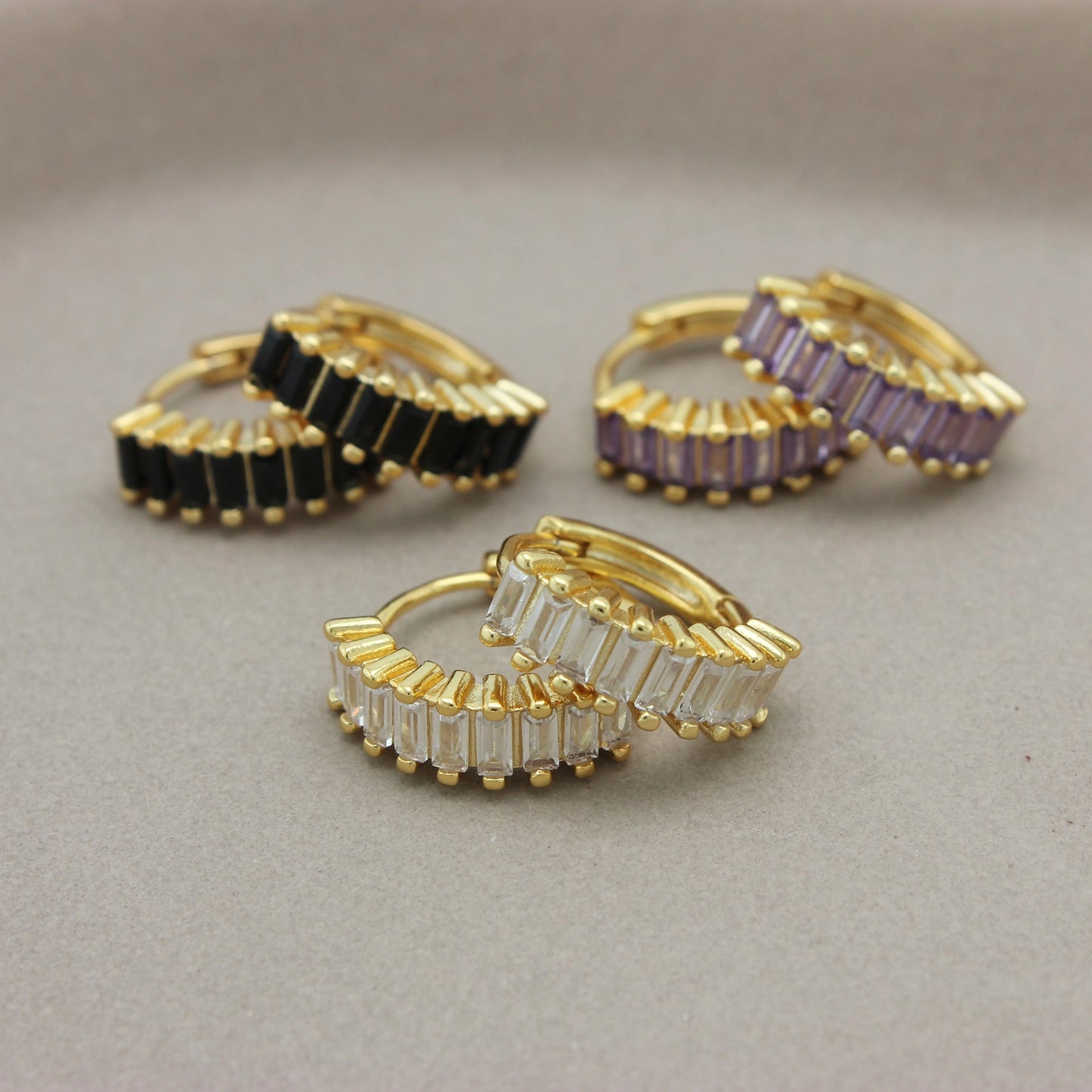 Drie paar gouden hoops met gekleurde zirkonia steenjtes