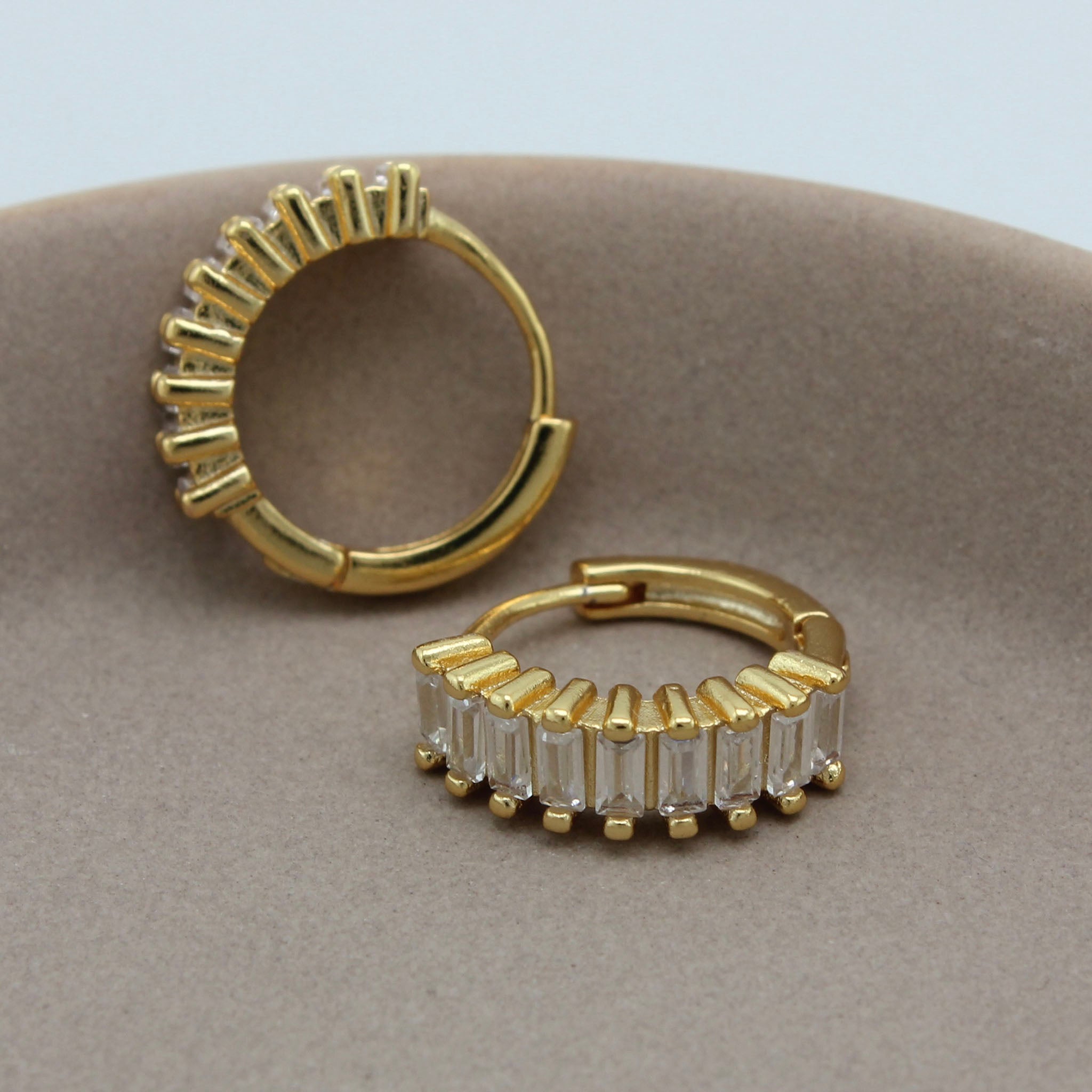 Gouden hoops met witte zirkonia steentjes
