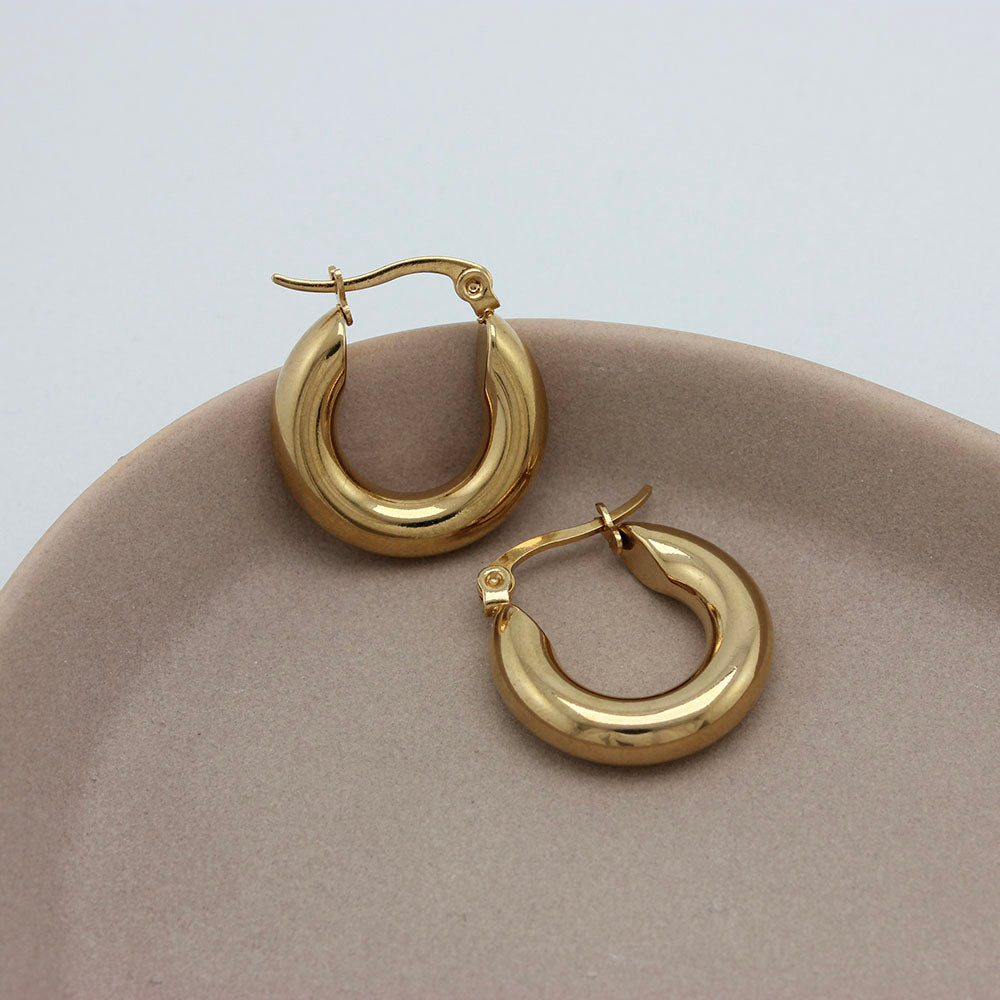 Gouden hoops op een schaaltje