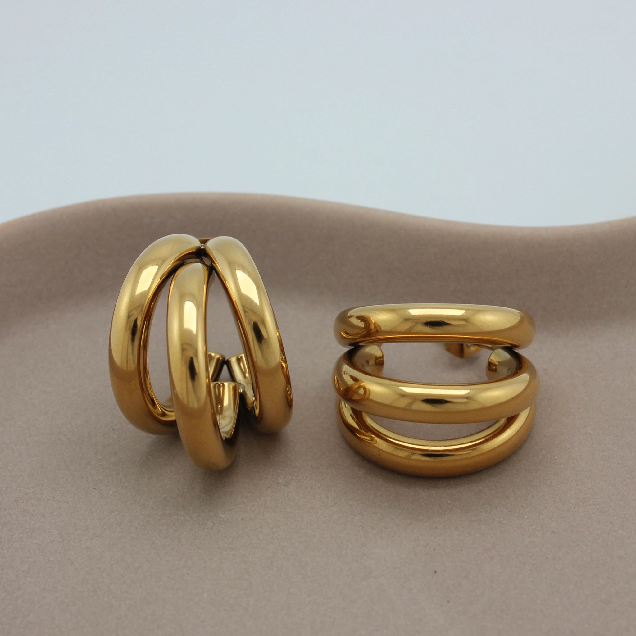 Gouden oorbel met drie ringen zijaanzicht