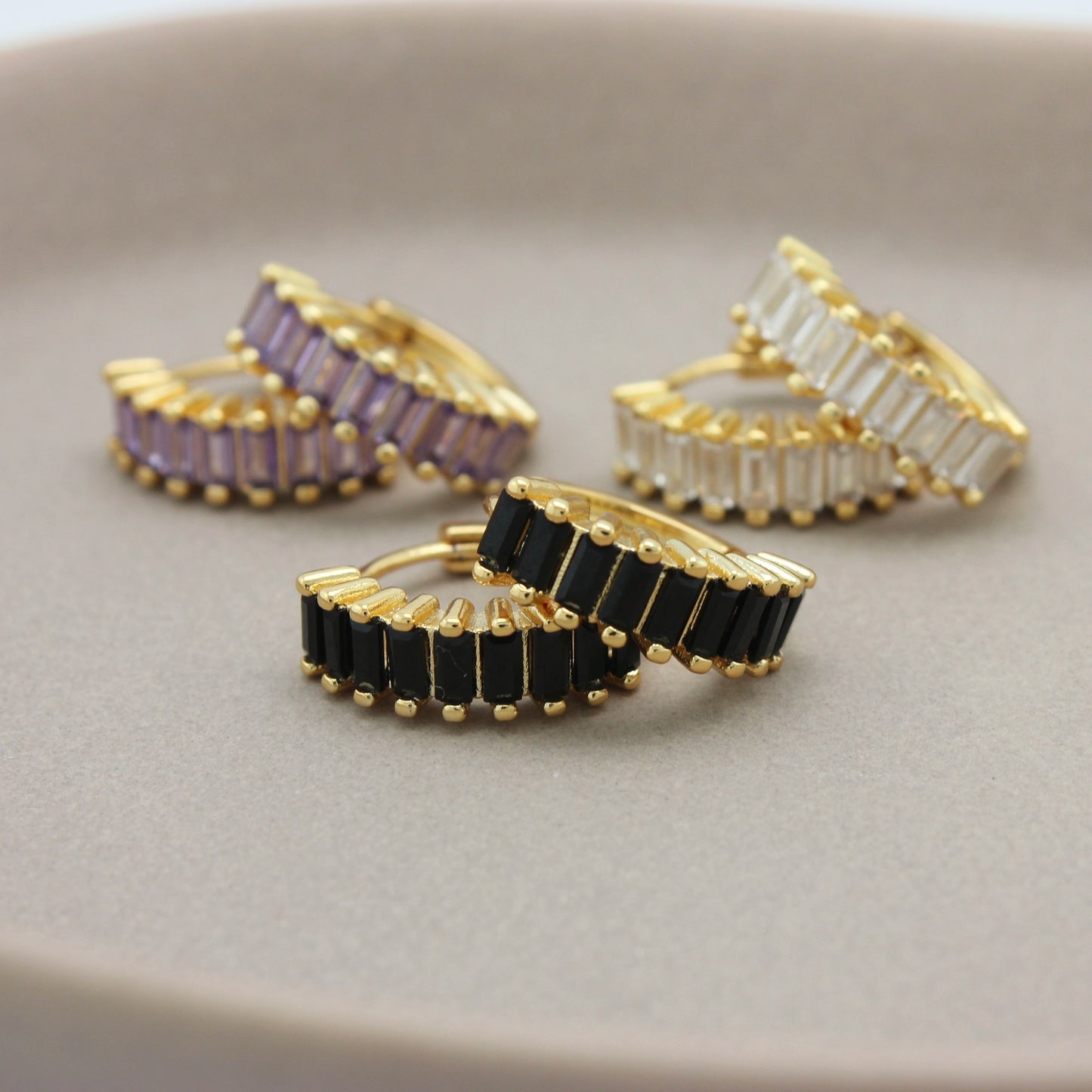 Drie paar gouden hoops met zirkonia steentjes