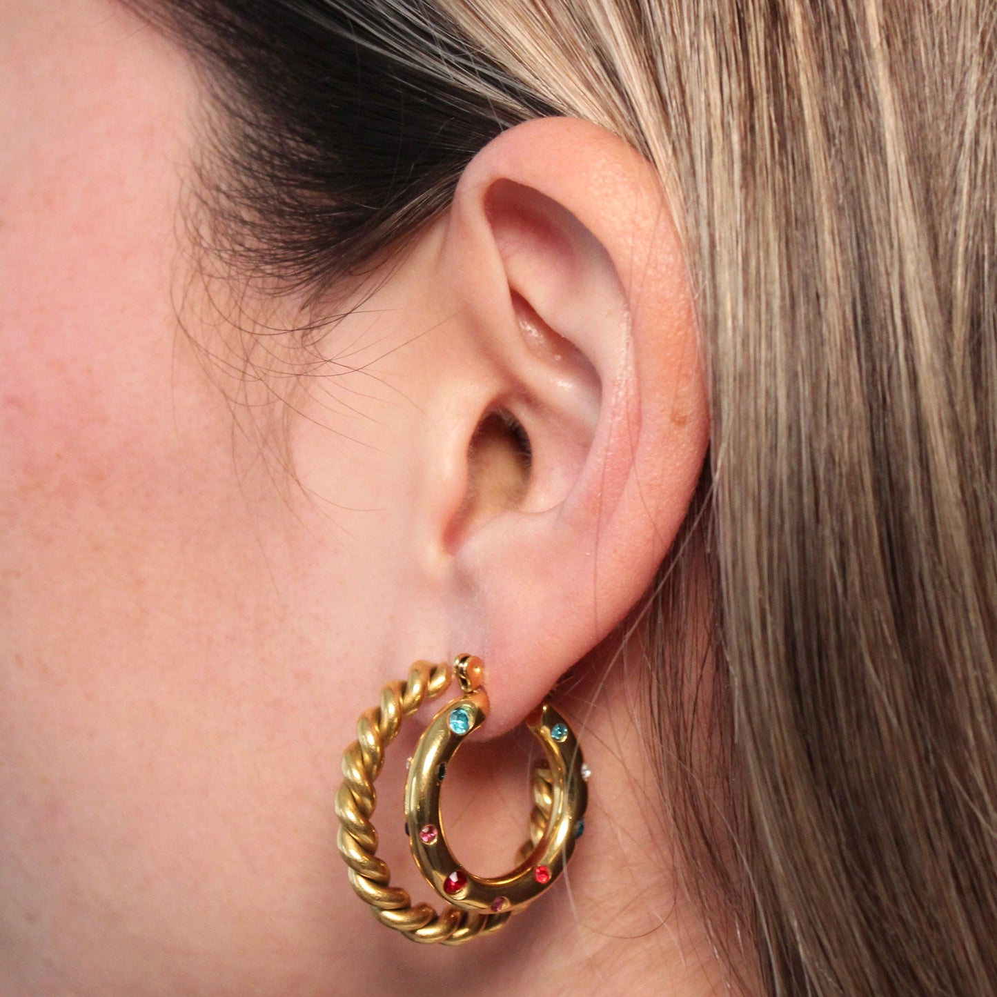 Gouden hoops in een oor