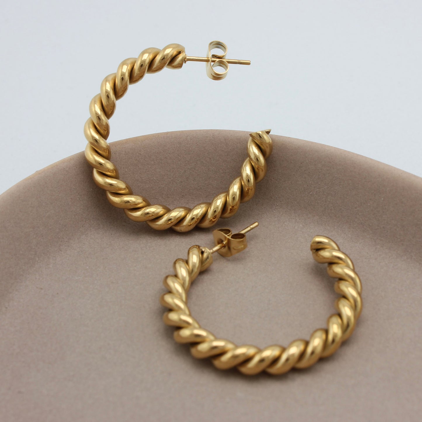 Gouden hoops vanuit een zijaanzicht