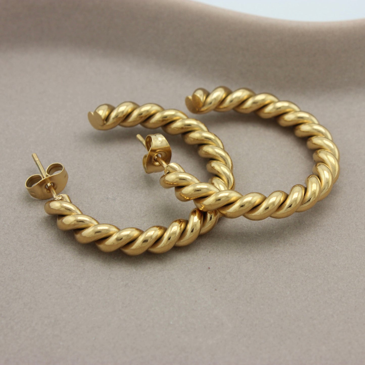 Gouden hoops over elkaar heen