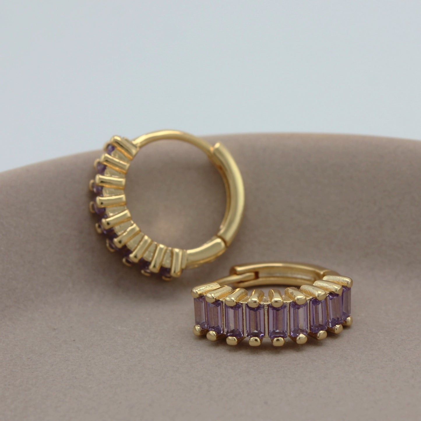 Gouden hoops met paarse zirkonia steenjes