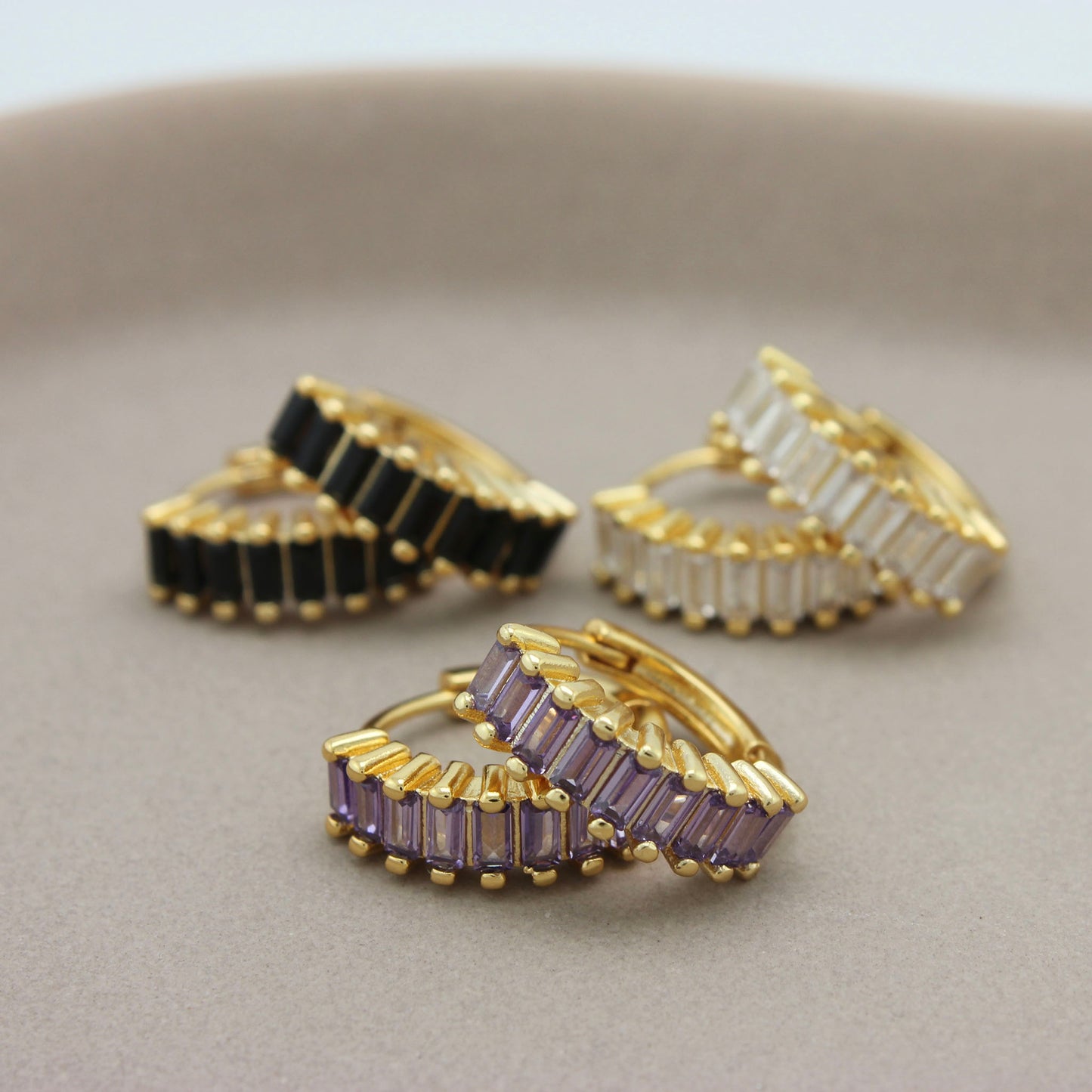 Drie paar gouden oorbellen met zirkonia steenjes