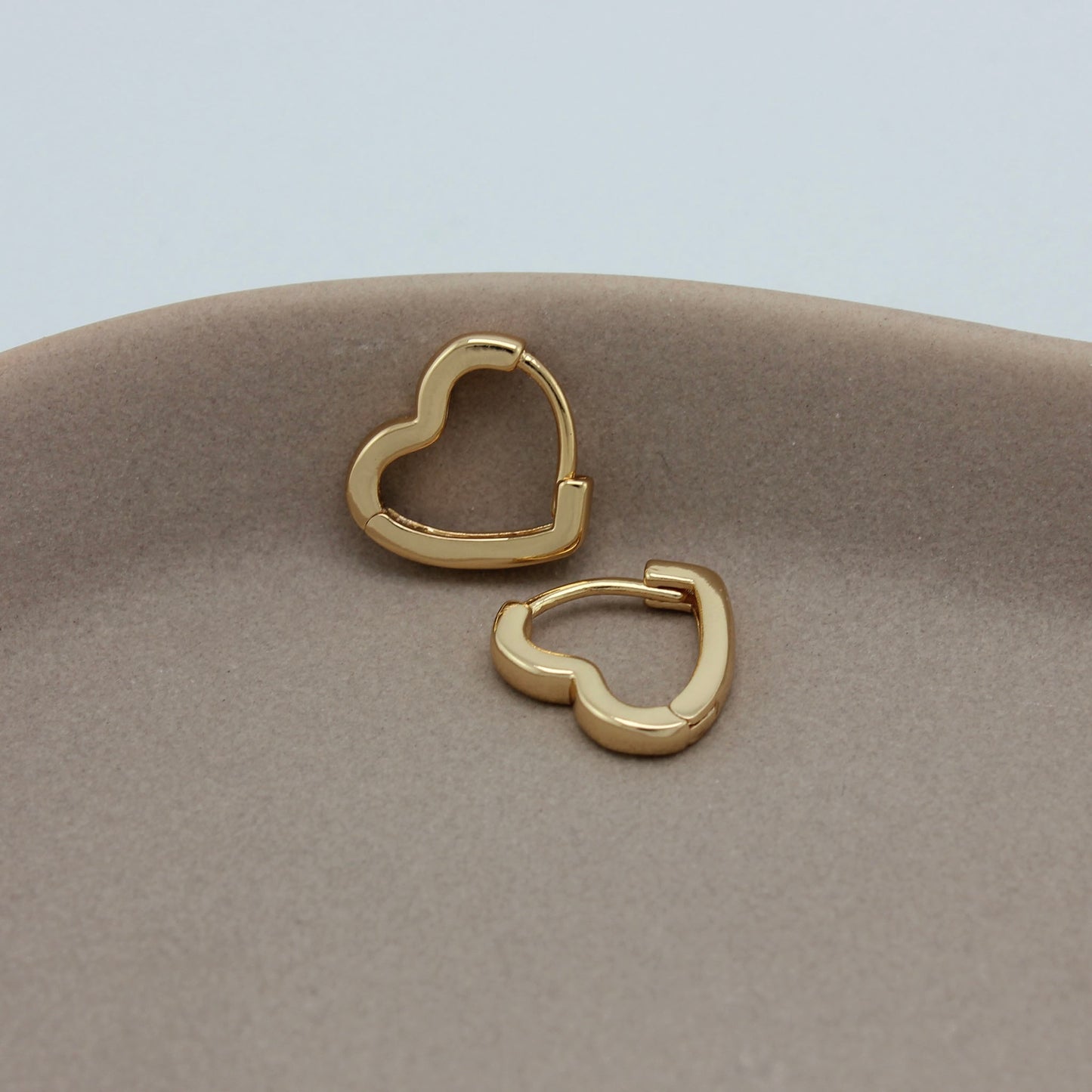 Kleine gouden hartjes oorbellen