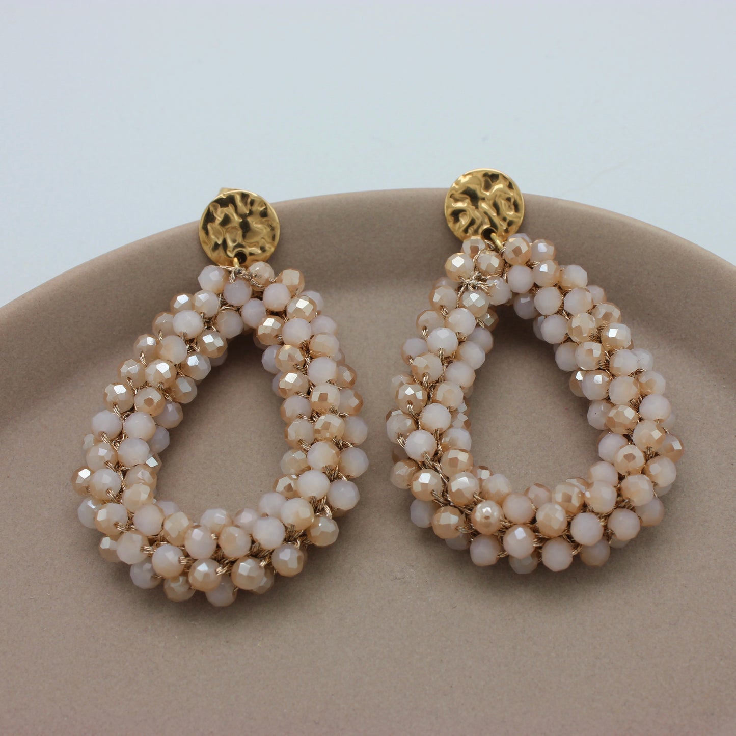 Gouden oorbellen met beige kristal kralen