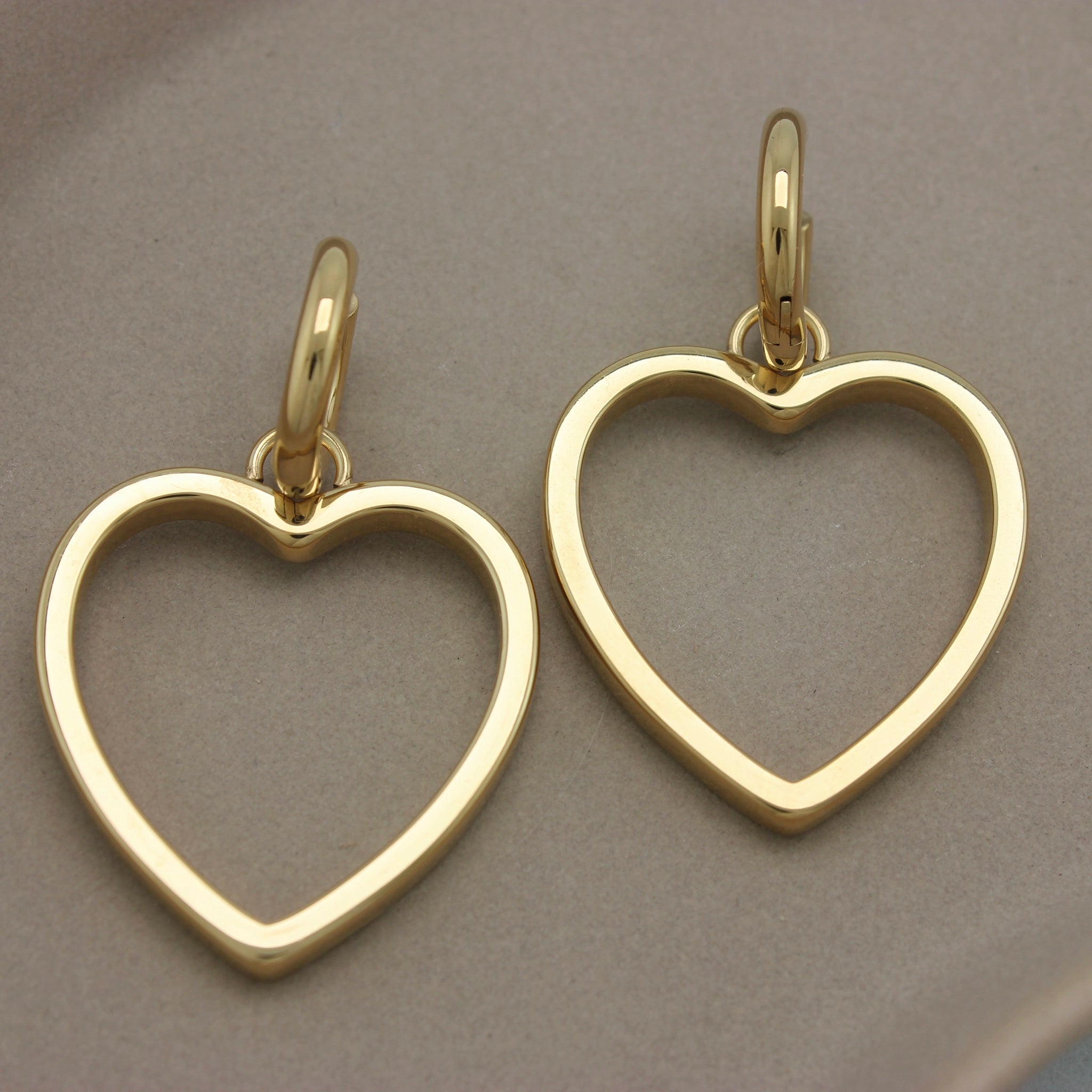 Gouden kleine hoops met hartjes hangers bovenaanzicht