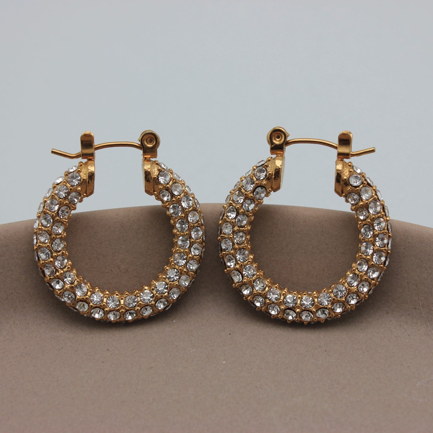 Gouden hoops met zirkonia steentjes vooraanzicht