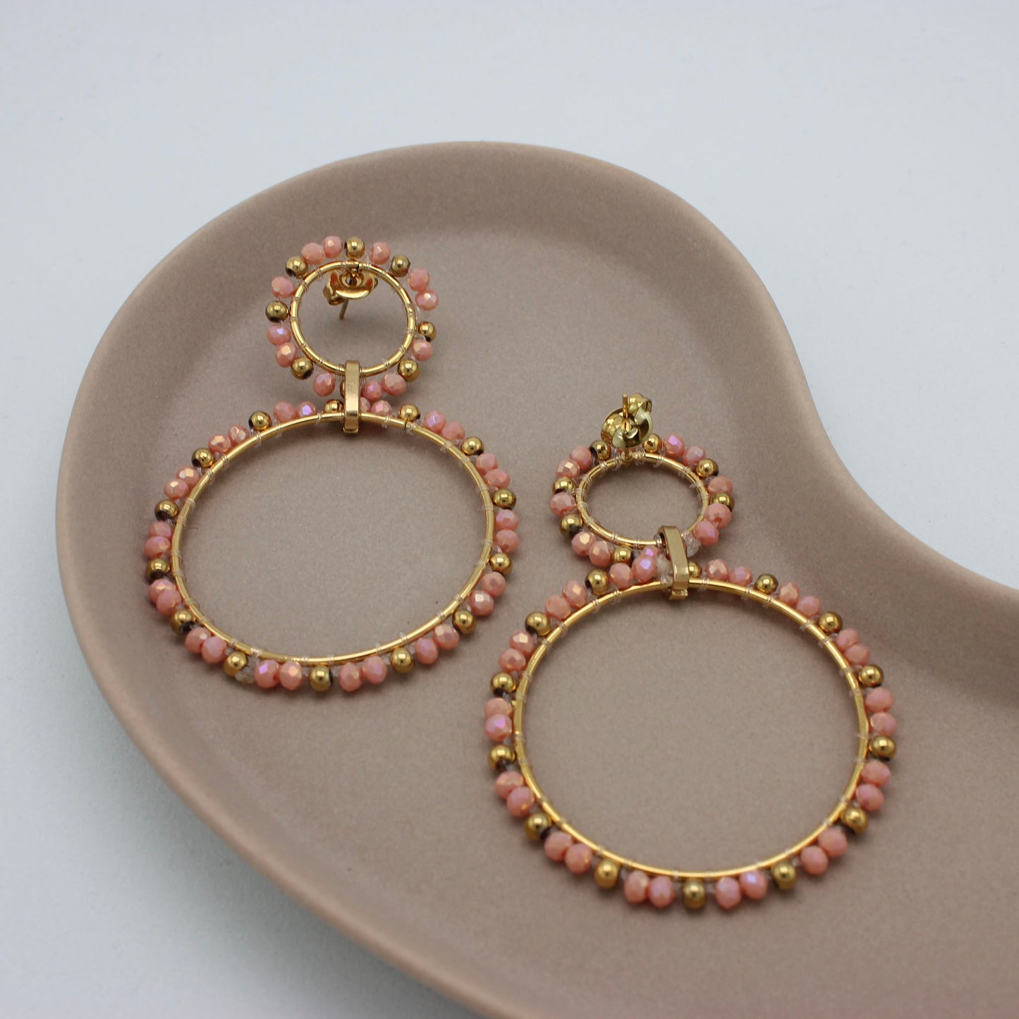 Pastel oranje oorbellen met pin omhoog