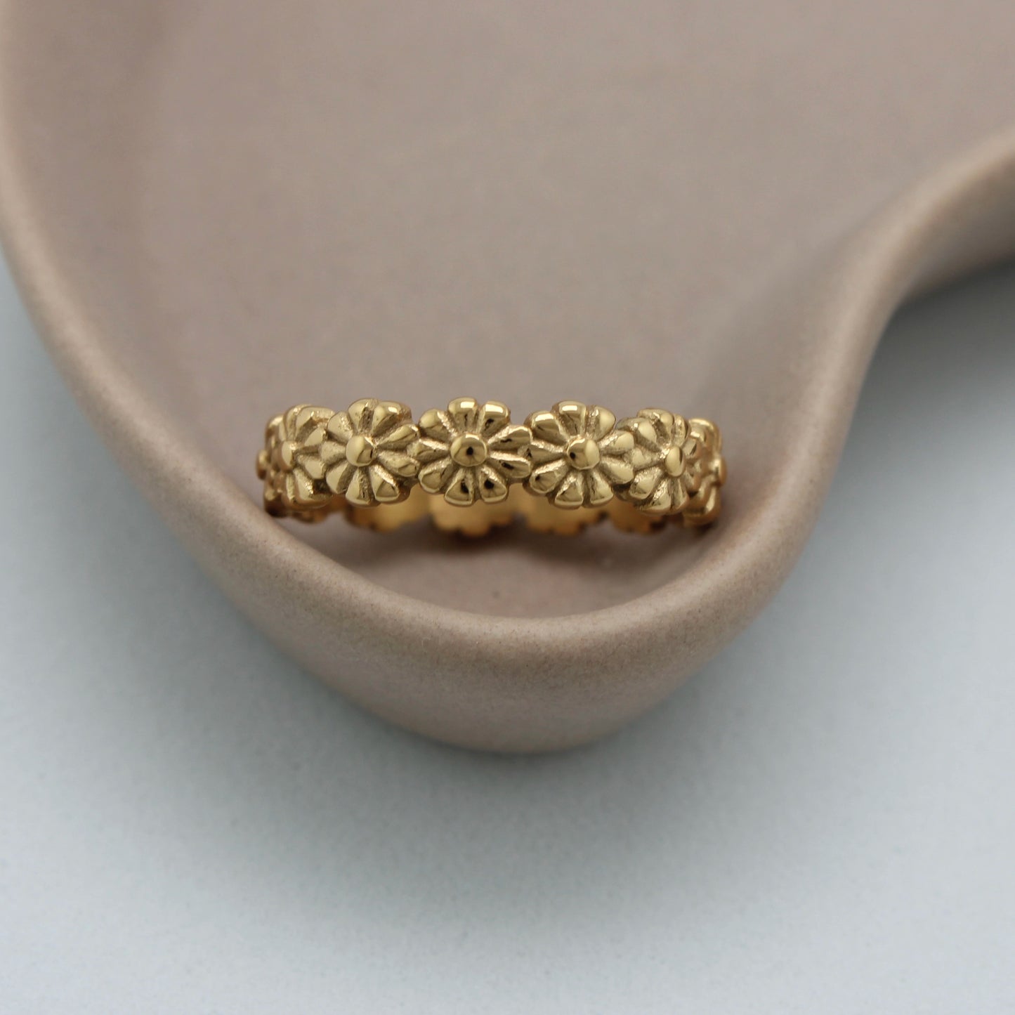 Gouden ring met bloemen