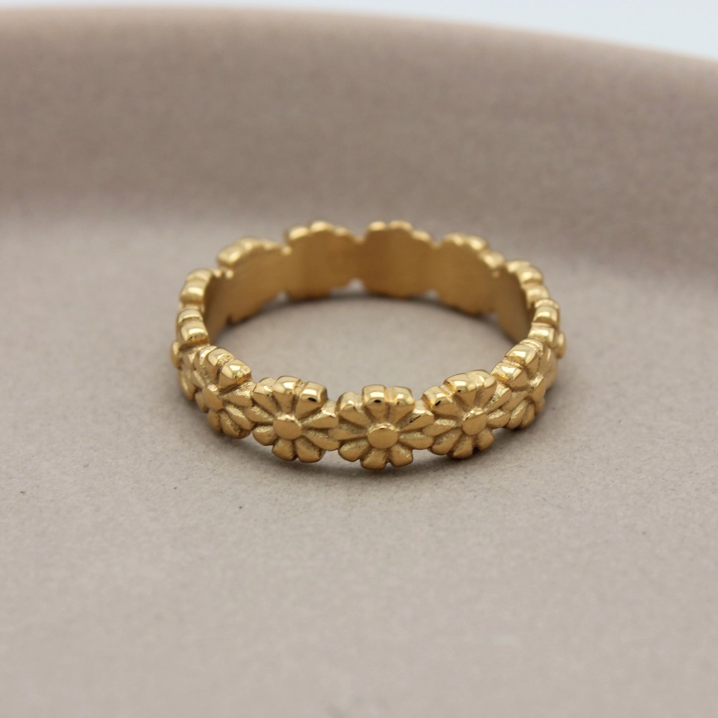 Gouden bloemen ring vanuit een bovenaanzicht