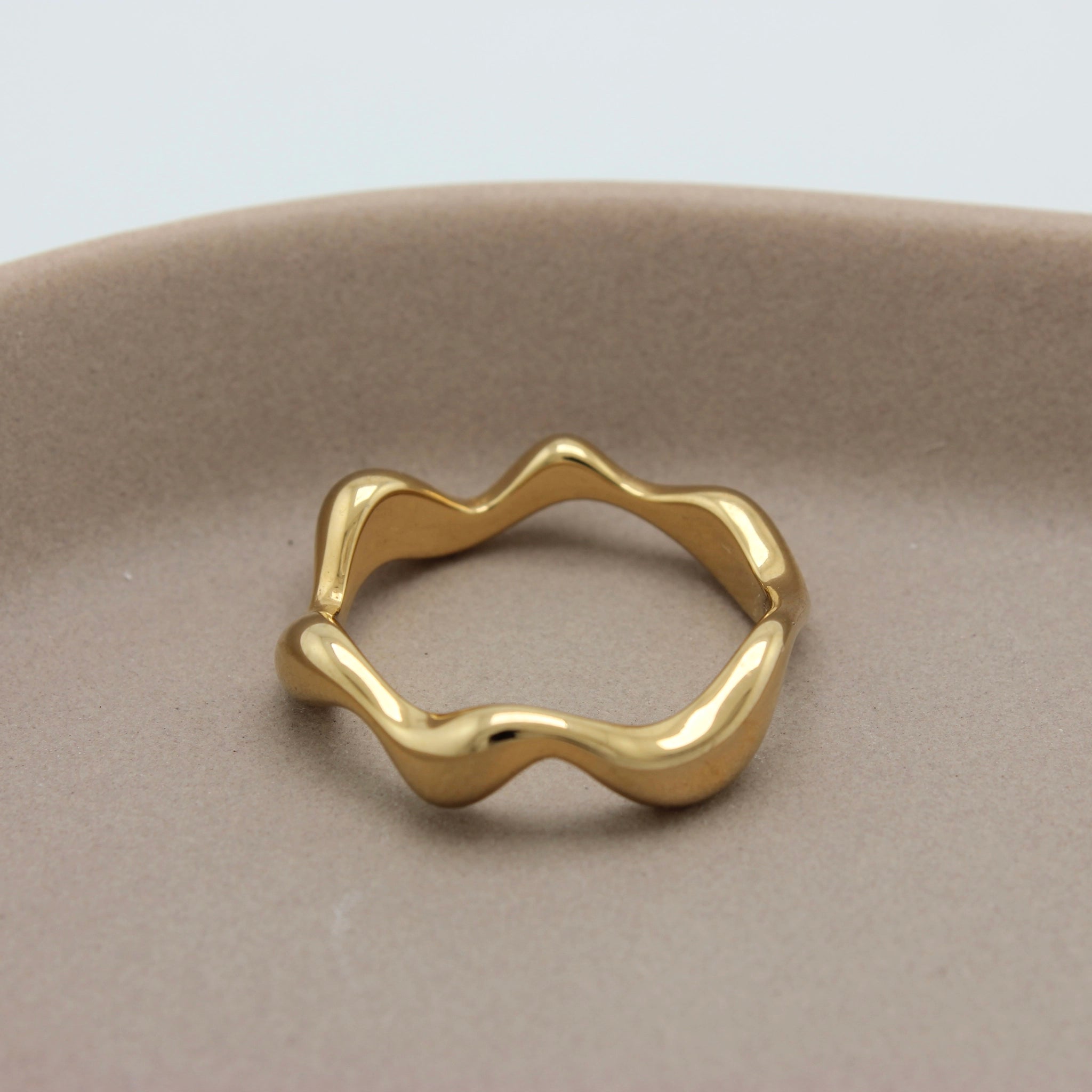 Bovenaanzicht van een gouden asymmetrische Ring Abby