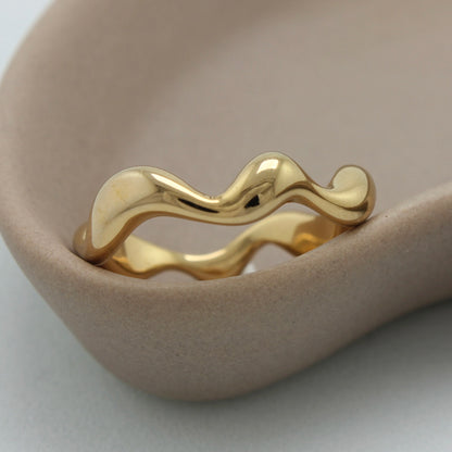 Zijaanzicht van een gouden asymmetrische ring