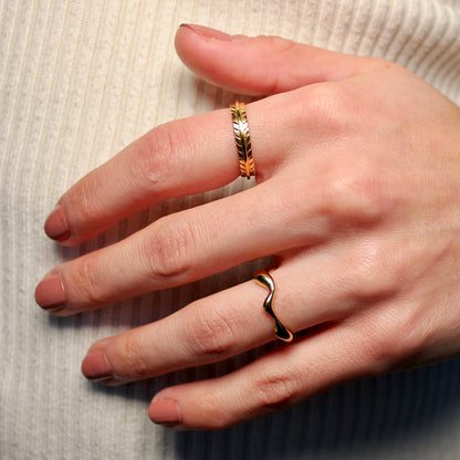 Twee gouden ringen die gedragen worden