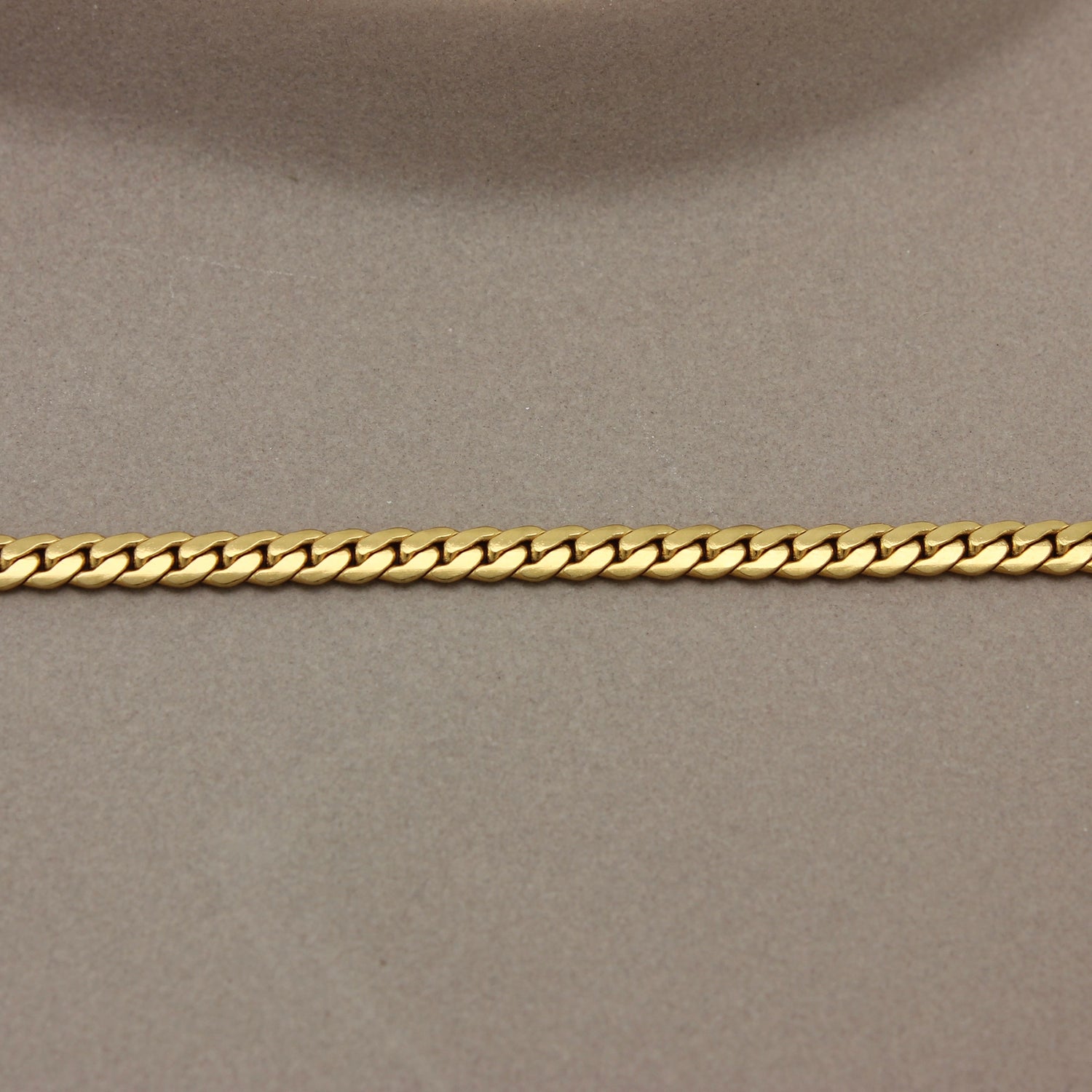 Gedetailleerde foto van de schakels van een gouden armband