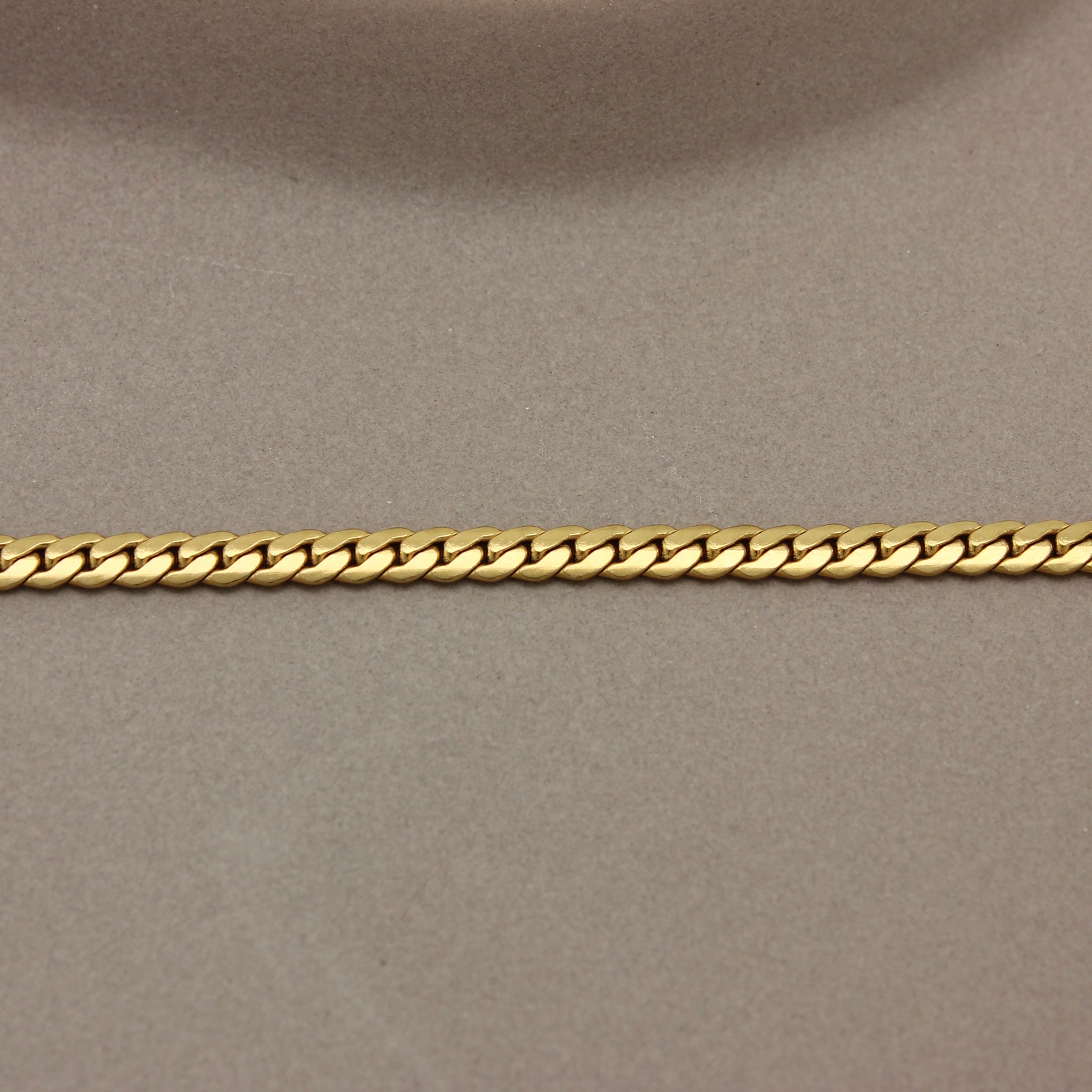 Gedetailleerde foto van de schakels van een gouden armband