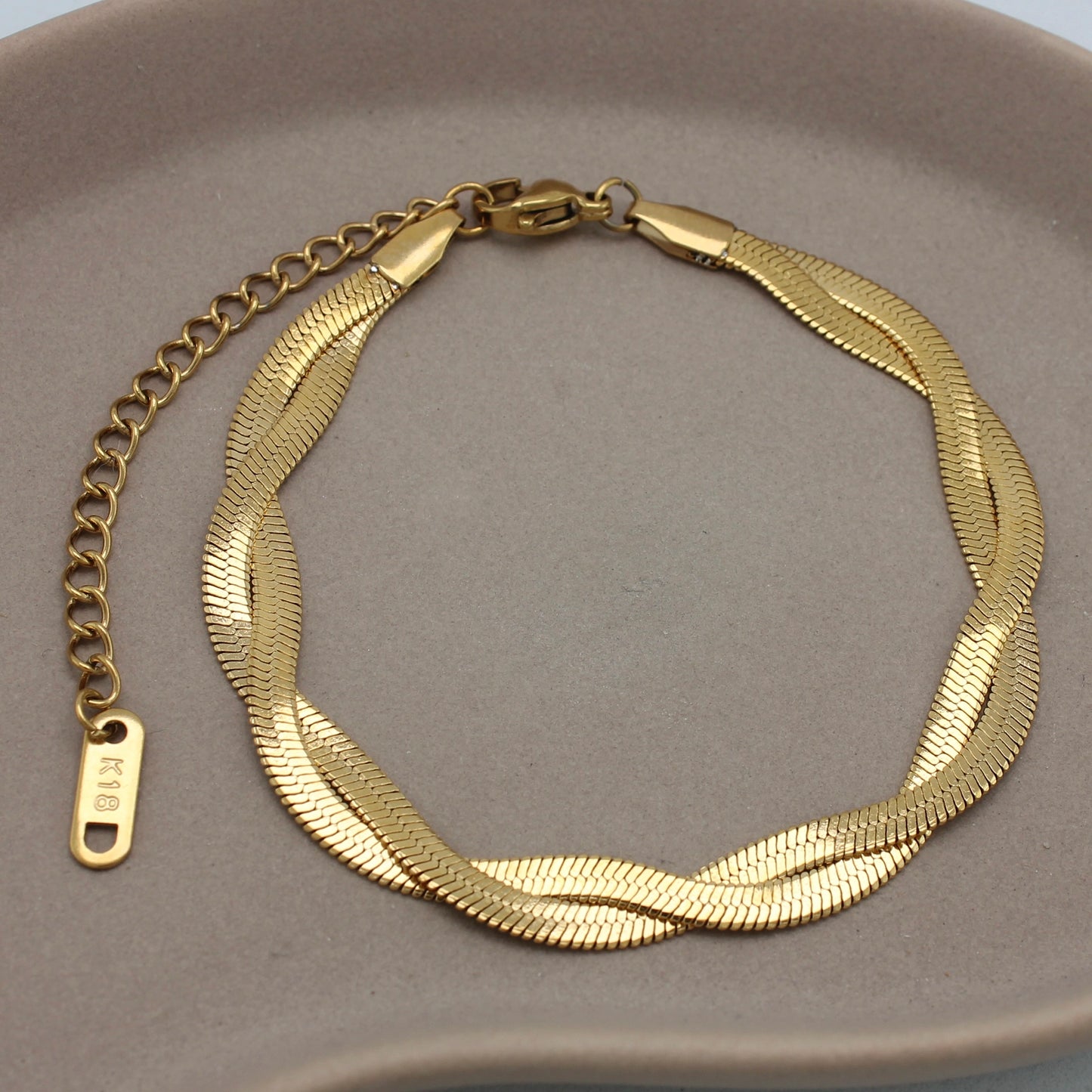 Gouden platte gevlochten armband bovenaanzicht