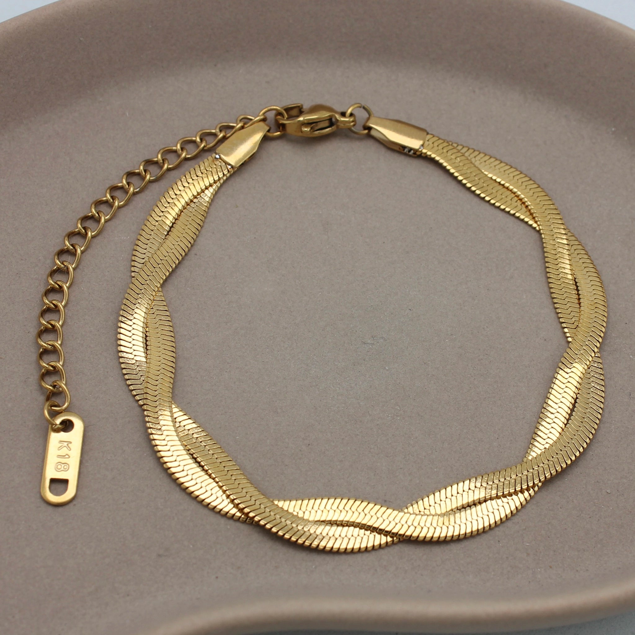 Gouden platte gevlochten armband bovenaanzicht